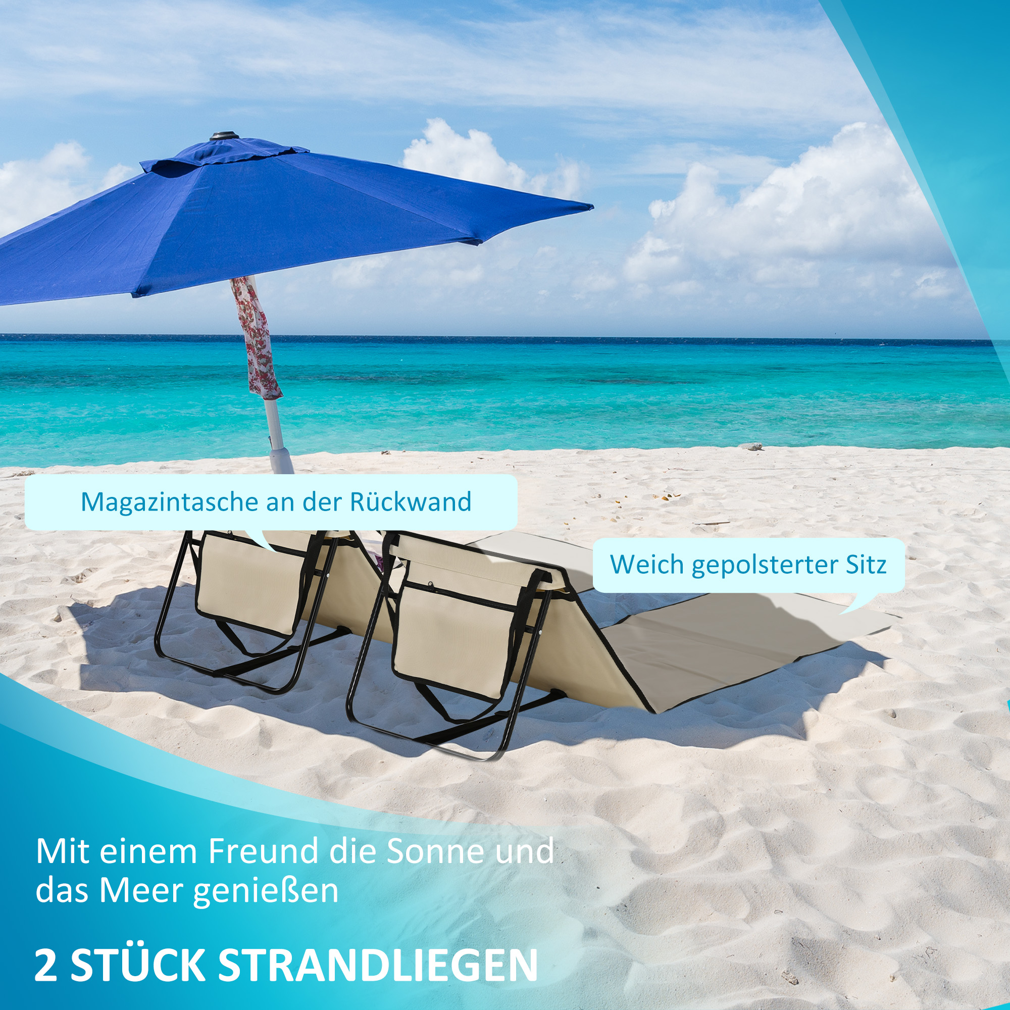 Zwei Strandstühle und ein blauer Sonnenschirm an einem Sandstrand mit Meer im Hintergrund.