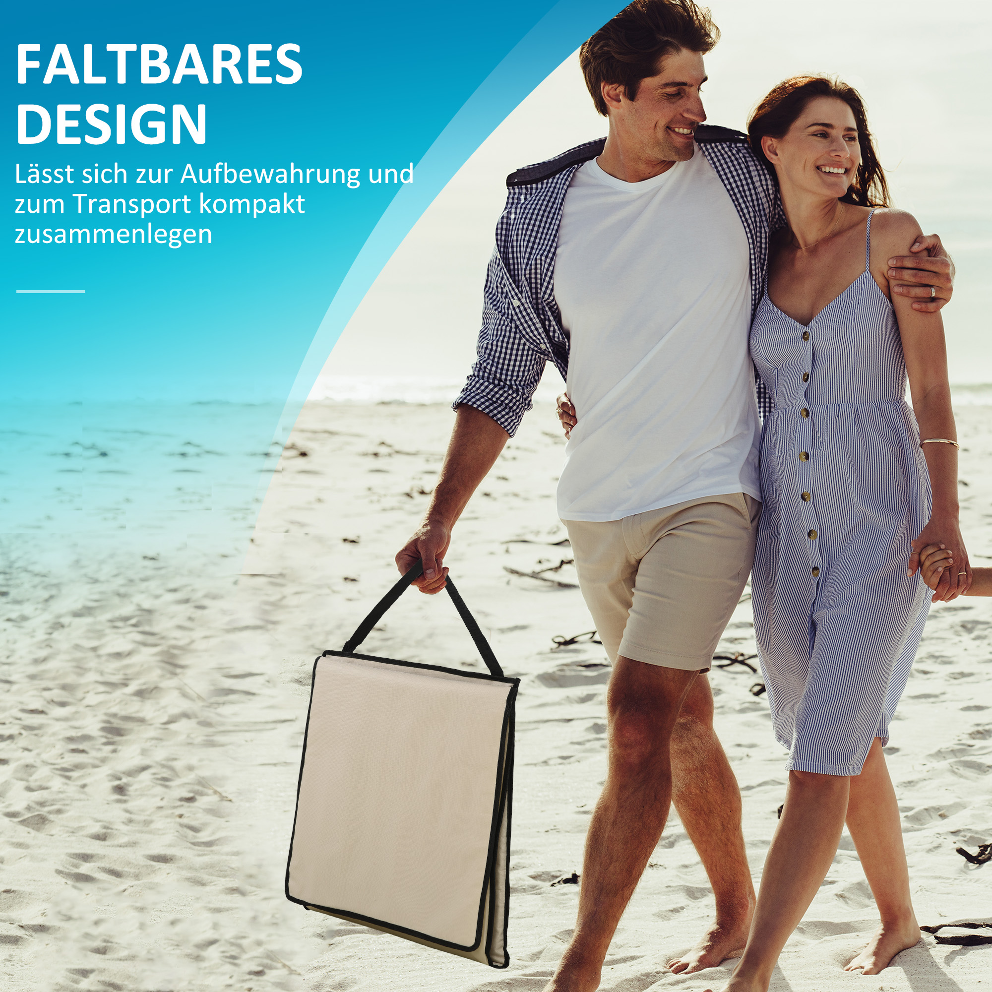 Ein Paar geht am Strand entlang und trägt einen tragbaren, beigen Klappstuhl.