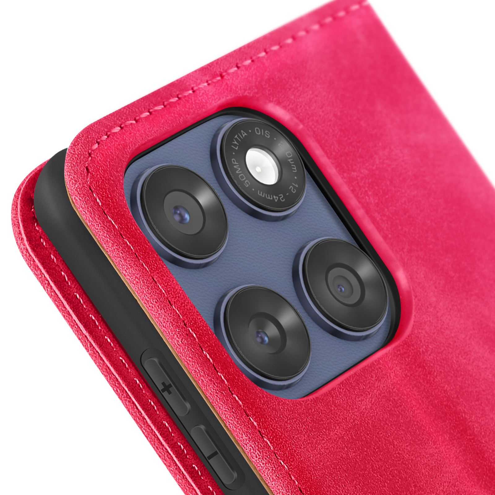 Primo piano della fotocamera del telefono nella custodia in pelle rossa. Mostra più lenti e il marchio.