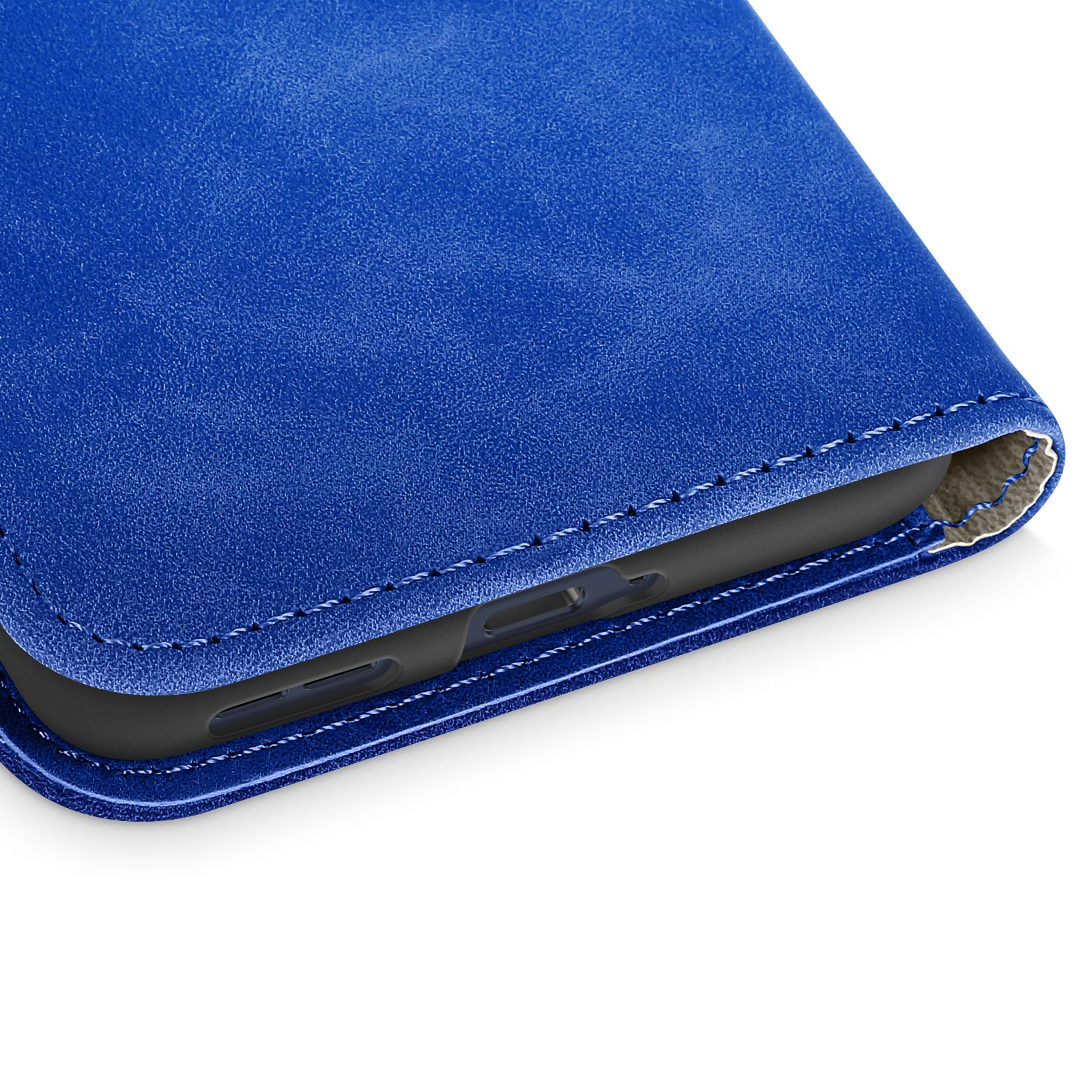 Étui de téléphone en cuir bleu, gros plan. Montre le bord du téléphone et les coutures.