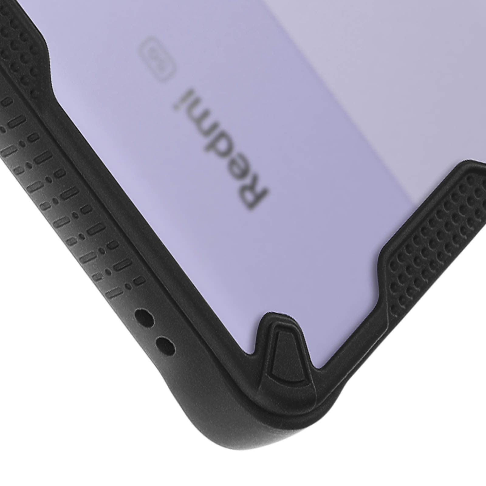 Primo piano di un telefono. Retro viola con custodia nera. Logo Redmi. Custodia nera con bordi protettivi.