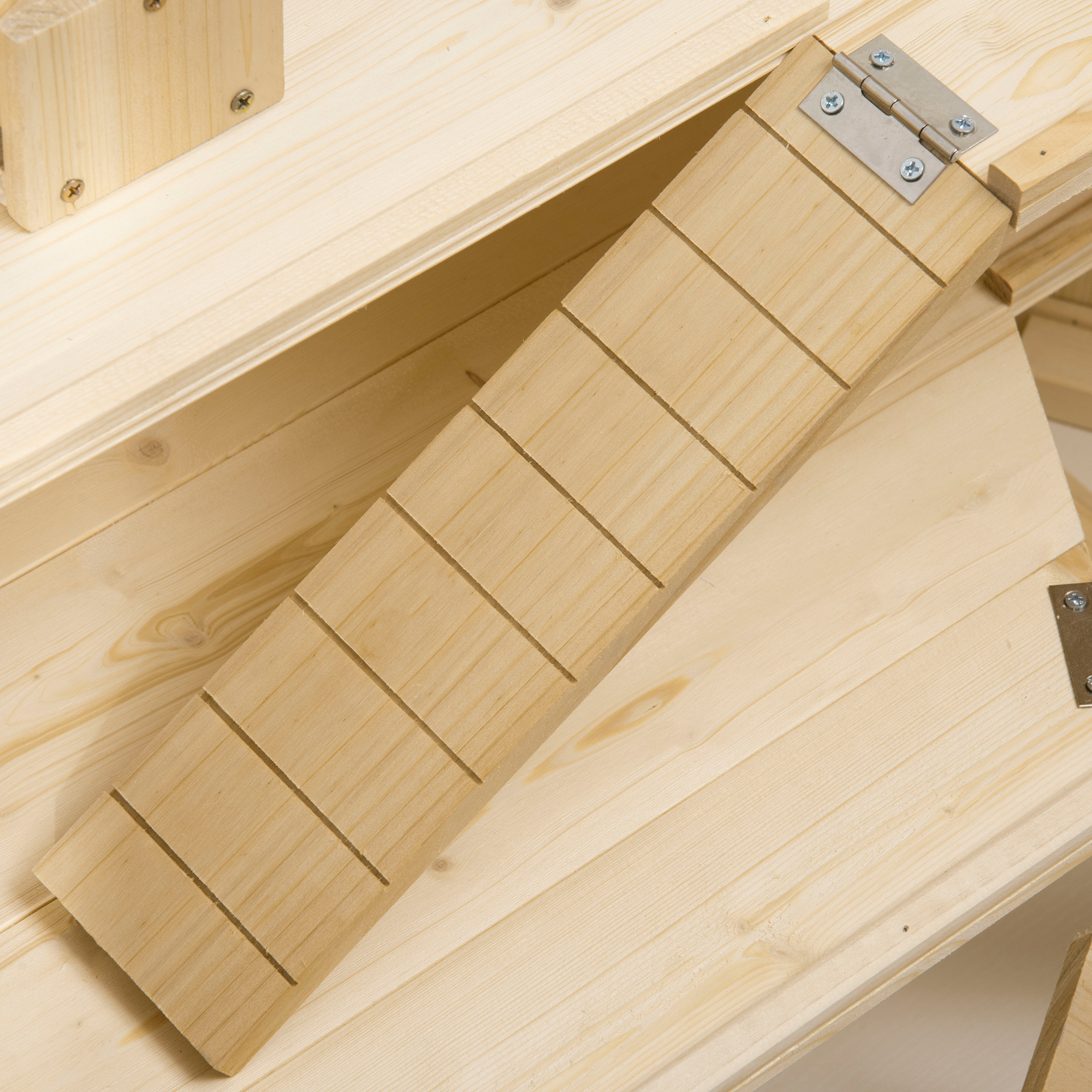 Holzscharnierdetail. Helle Holzmaserung, Metallscharnier und Schrauben sind sichtbar.