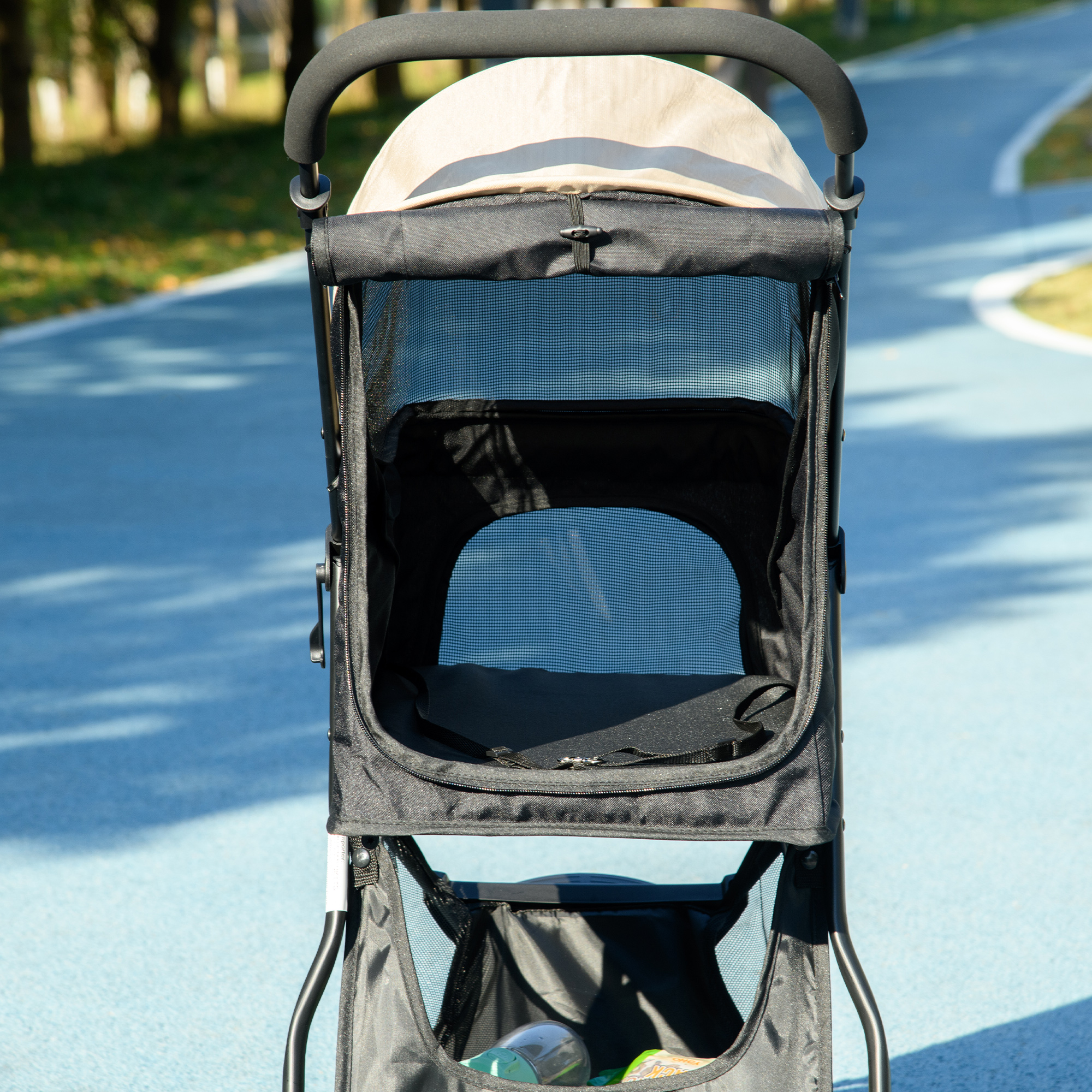 Tierkinderwagen mit Blick auf den Innenraum, auf einem blauen Weg.