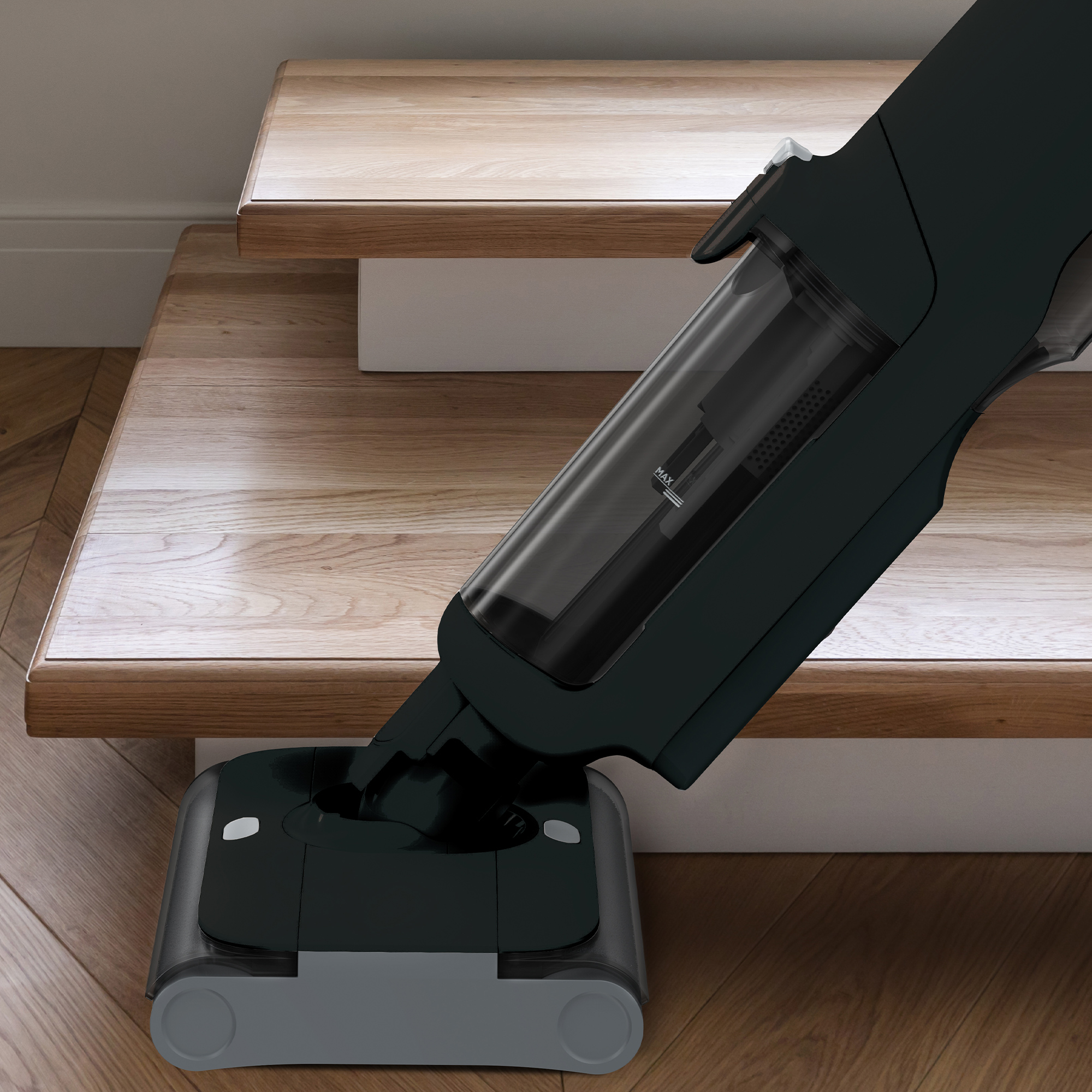 Schwarzer Bodenreiniger reinigt einen Holzboden, nah an einer Treppe. Der Kopf des Reinigers ist sichtbar.