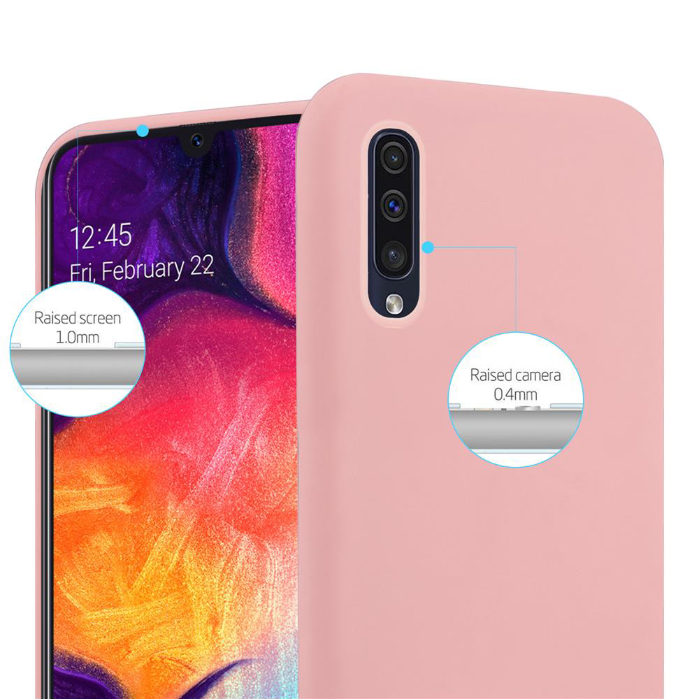 Rosa Handyhülle mit Telefon. Bildschirm zeigt Datum/Uhrzeit. Erhöhte Kamera und Bildschirmdetails sind beschriftet. Rosa Hintergrund.