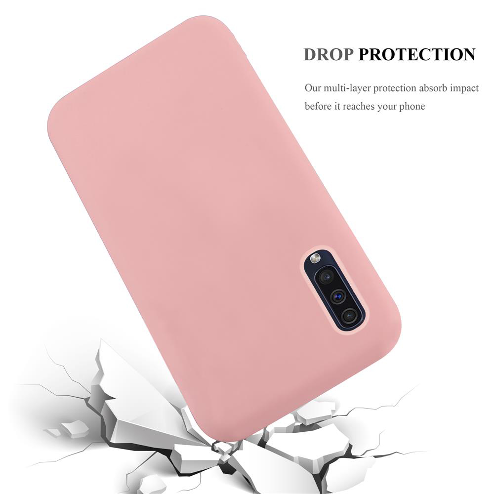 Eine rosa Handyhülle mit Telefon, schräg mit Rissen darunter, auf weißem Hintergrund.