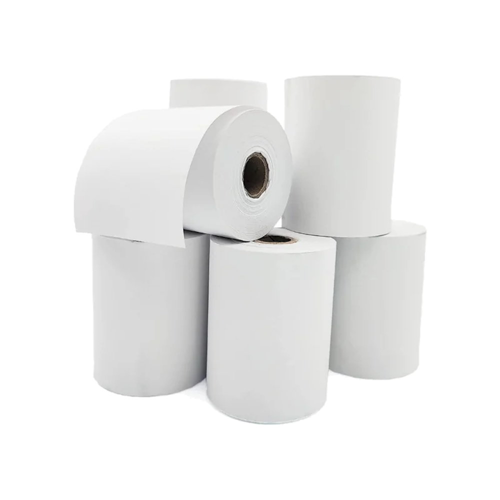 Varios rollos de papel blanco apilados. El papel es para una impresora de recibos. El fondo es negro.
