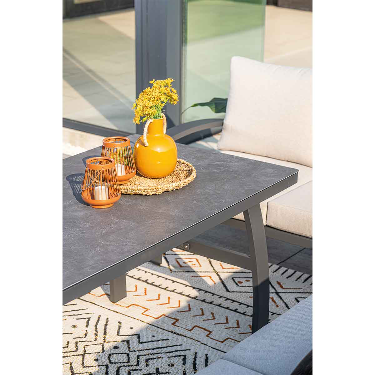 Une table avec des décorations sur un tapis.