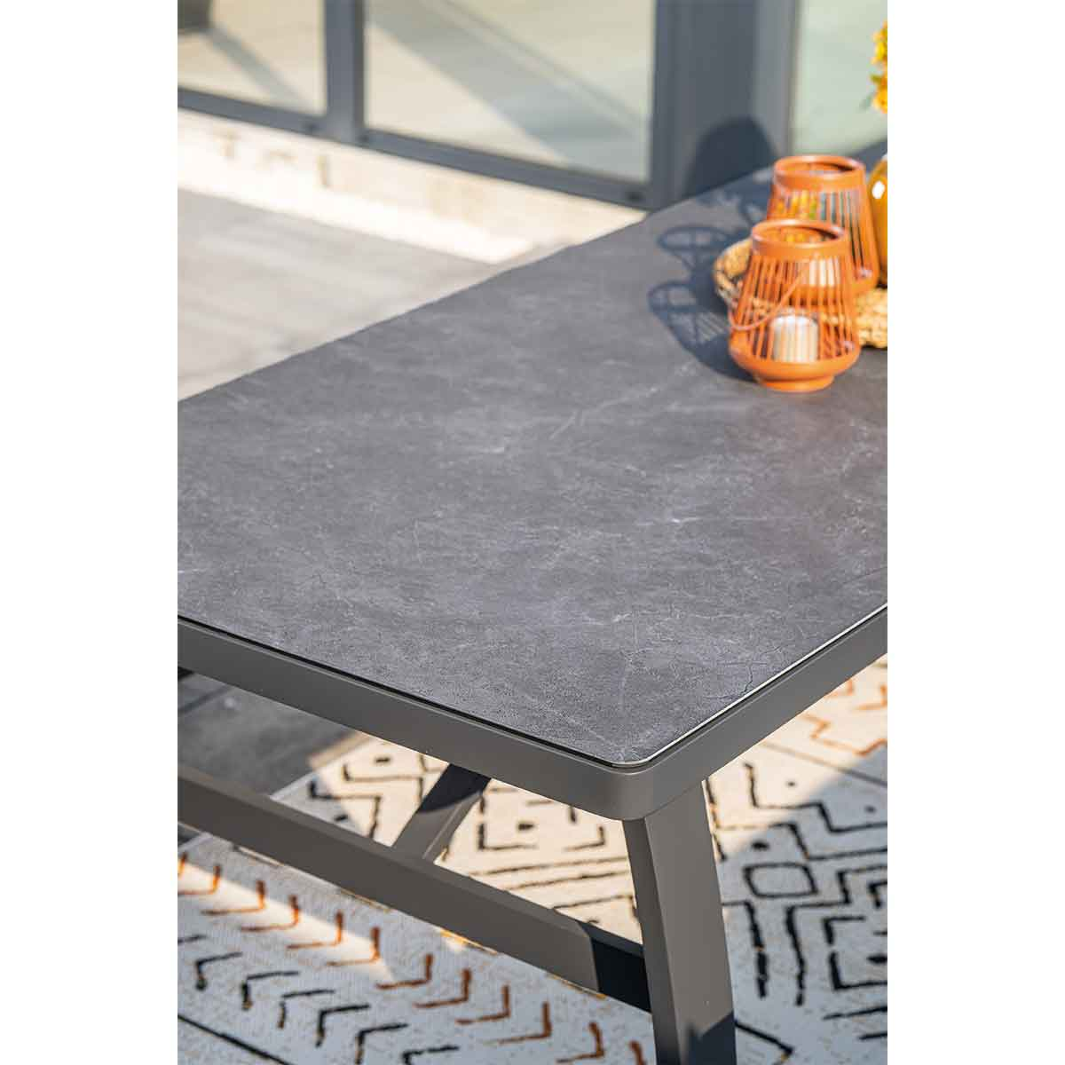 Gros plan d'une table grise avec une surface grise. Petits objets décoratifs visibles.
