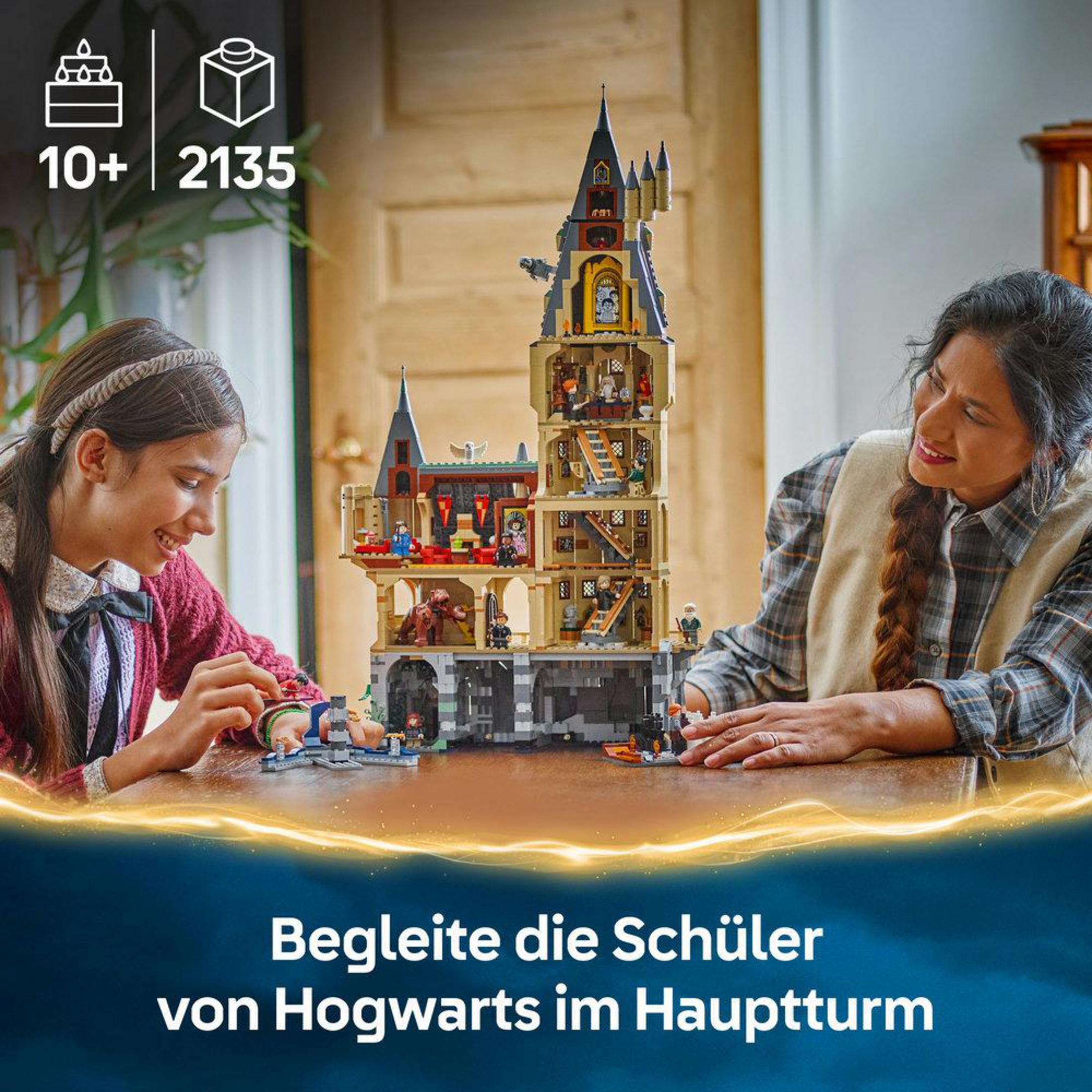 İki kişi, metin içeren bir binanın içinde Lego Harry Potter seti yapıyor.