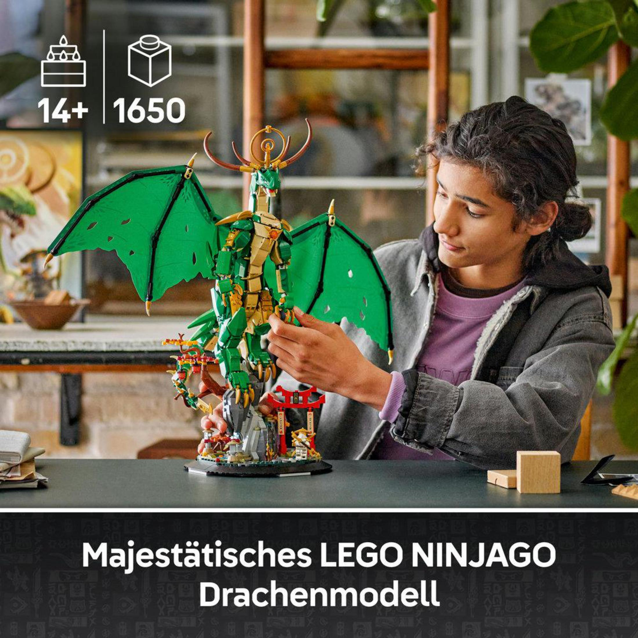 Un modello di drago Lego Ninjago, verde con dettagli dorati, costruito da una persona.