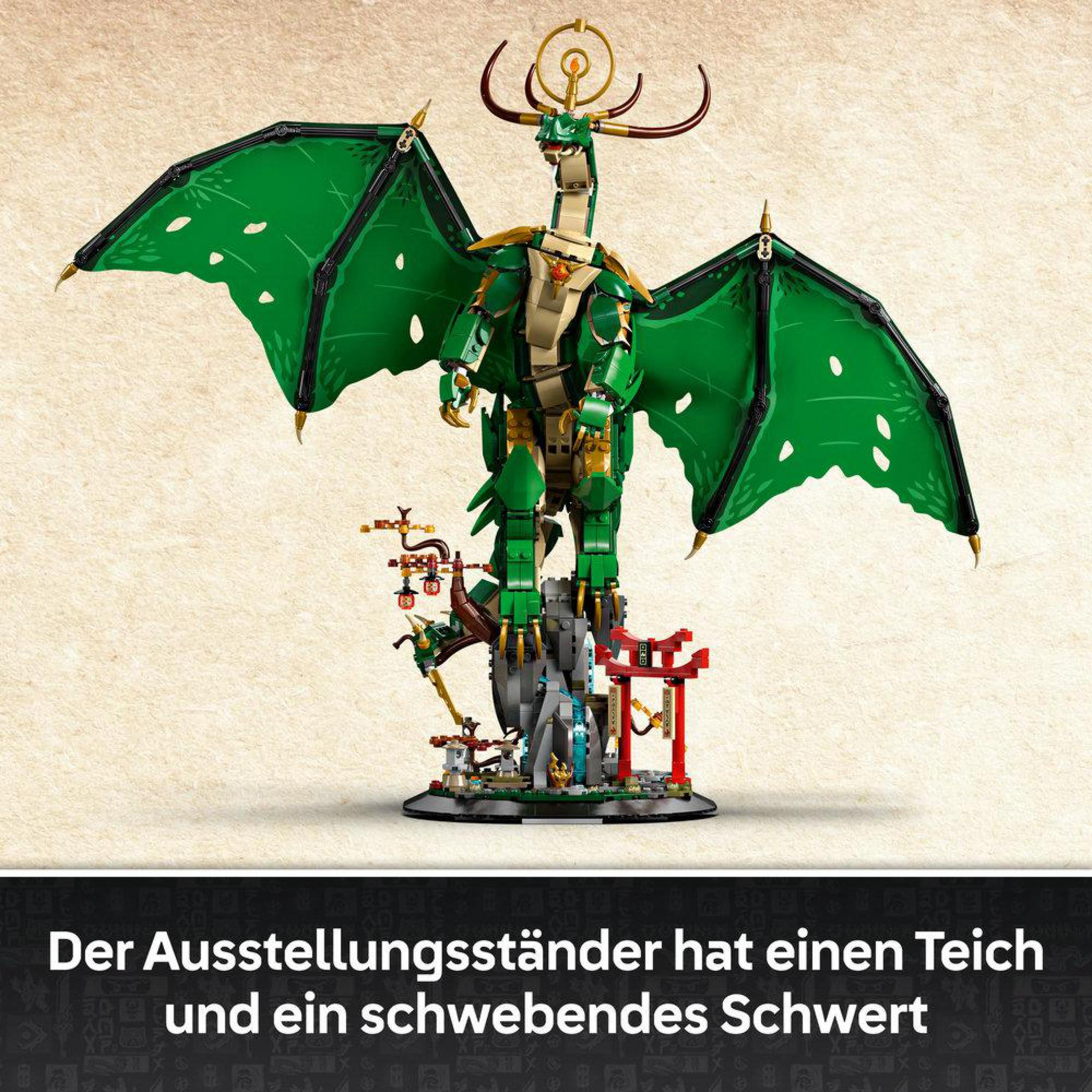 Un drago Lego Ninjago con uno stagno e una spada fluttuante in un set espositivo.