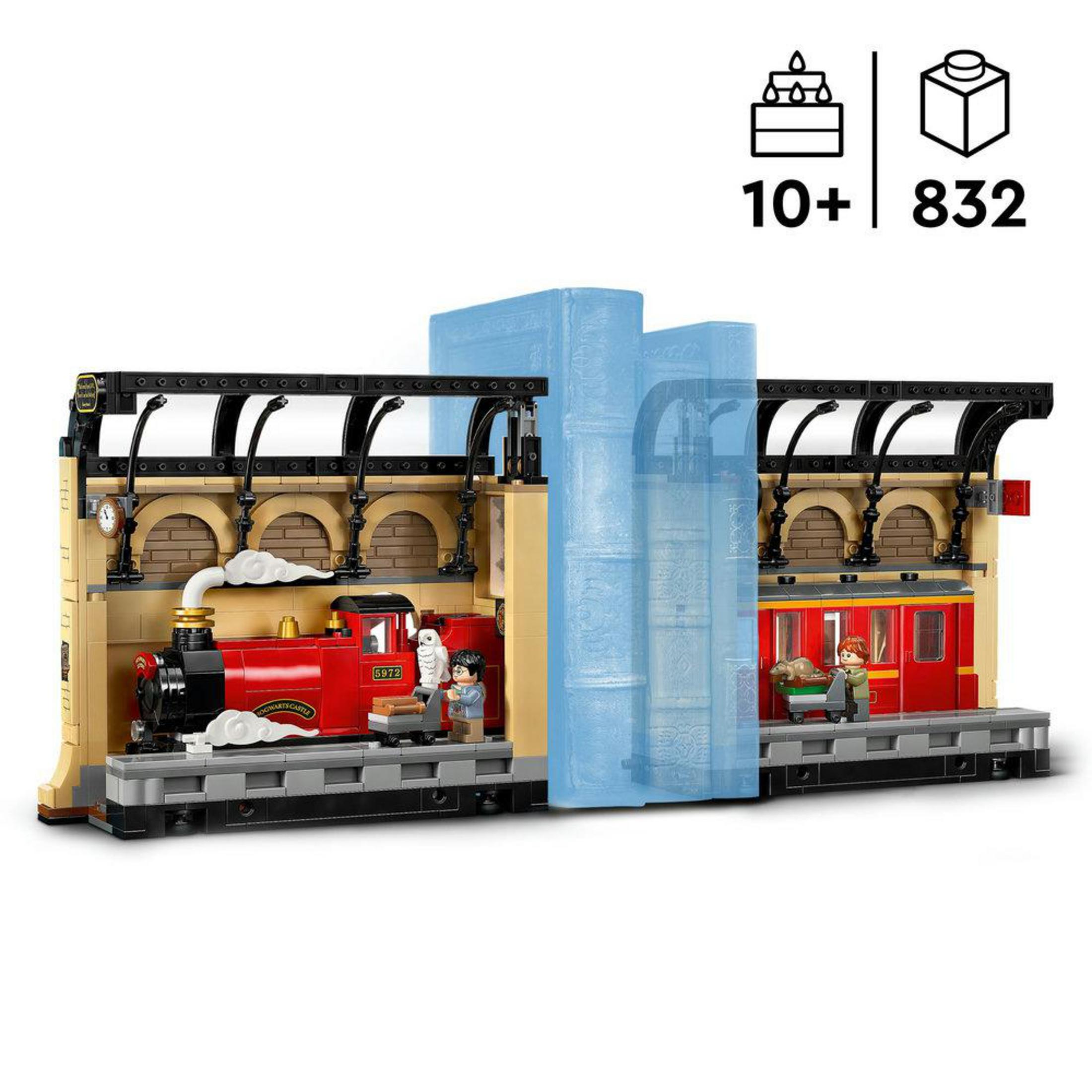 Un set de Lego con tren rojo, estación y figuras. Caja superior muestra detalles del set.