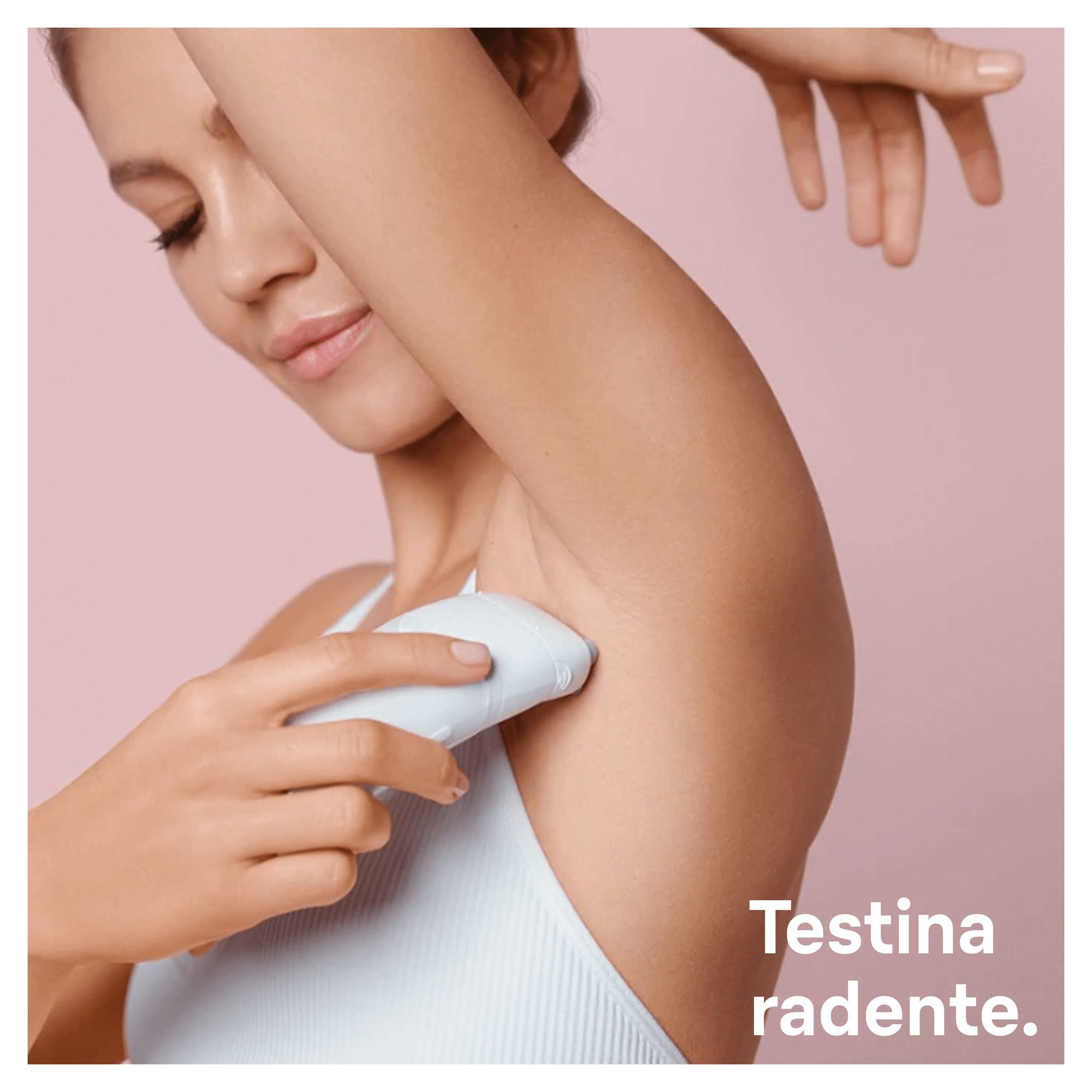 Kobieta używa białego depilatora do usuwania włosów spod pachy. Tekst: Testina radente.