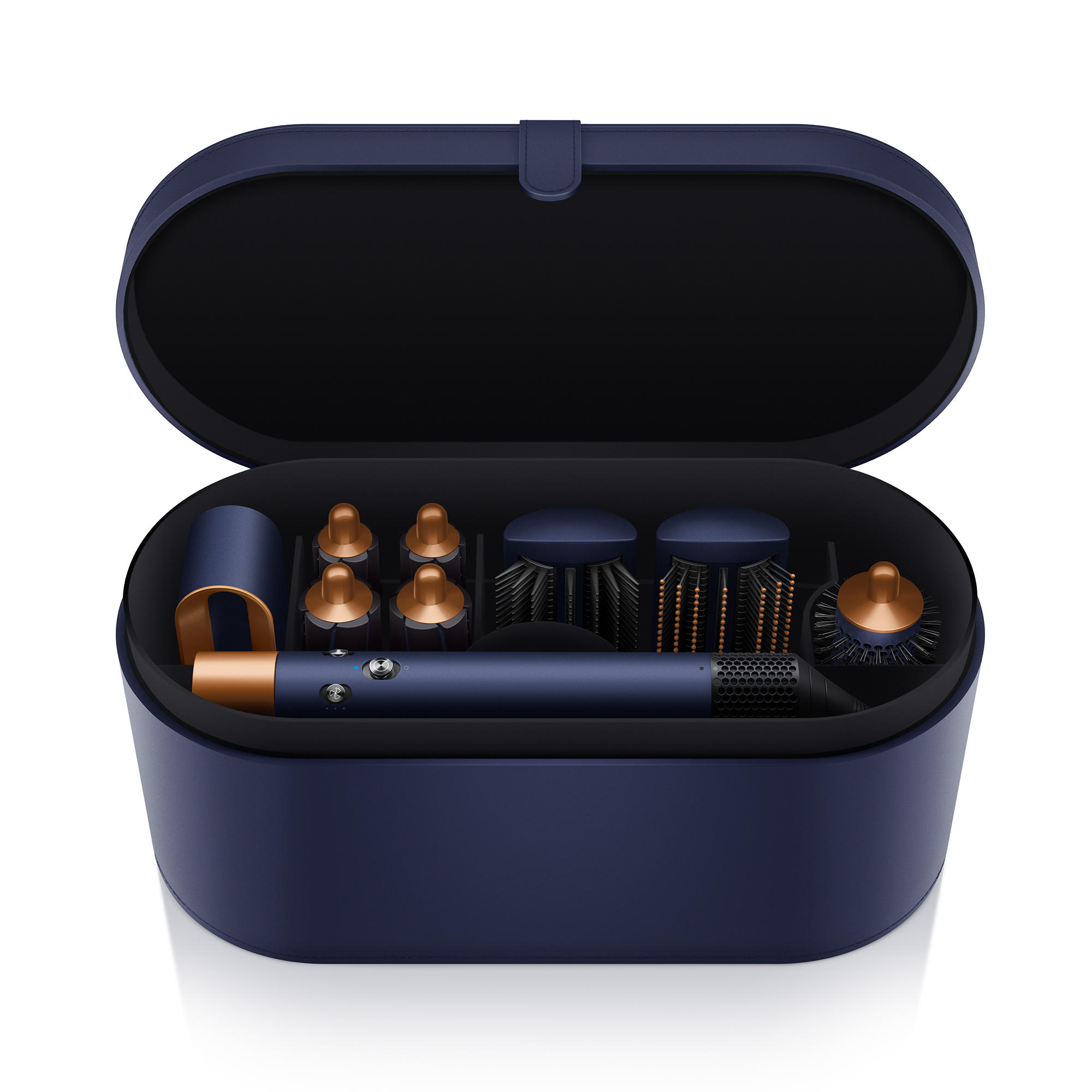 Una custodia ovale blu navy, aperta, contiene uno strumento per lo styling dei capelli e accessori.