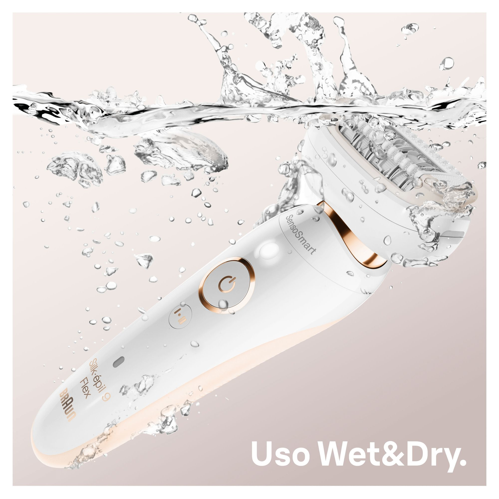 Depilator zanurzony w wodzie, z widocznymi kroplami wody. Tło jest jasne.