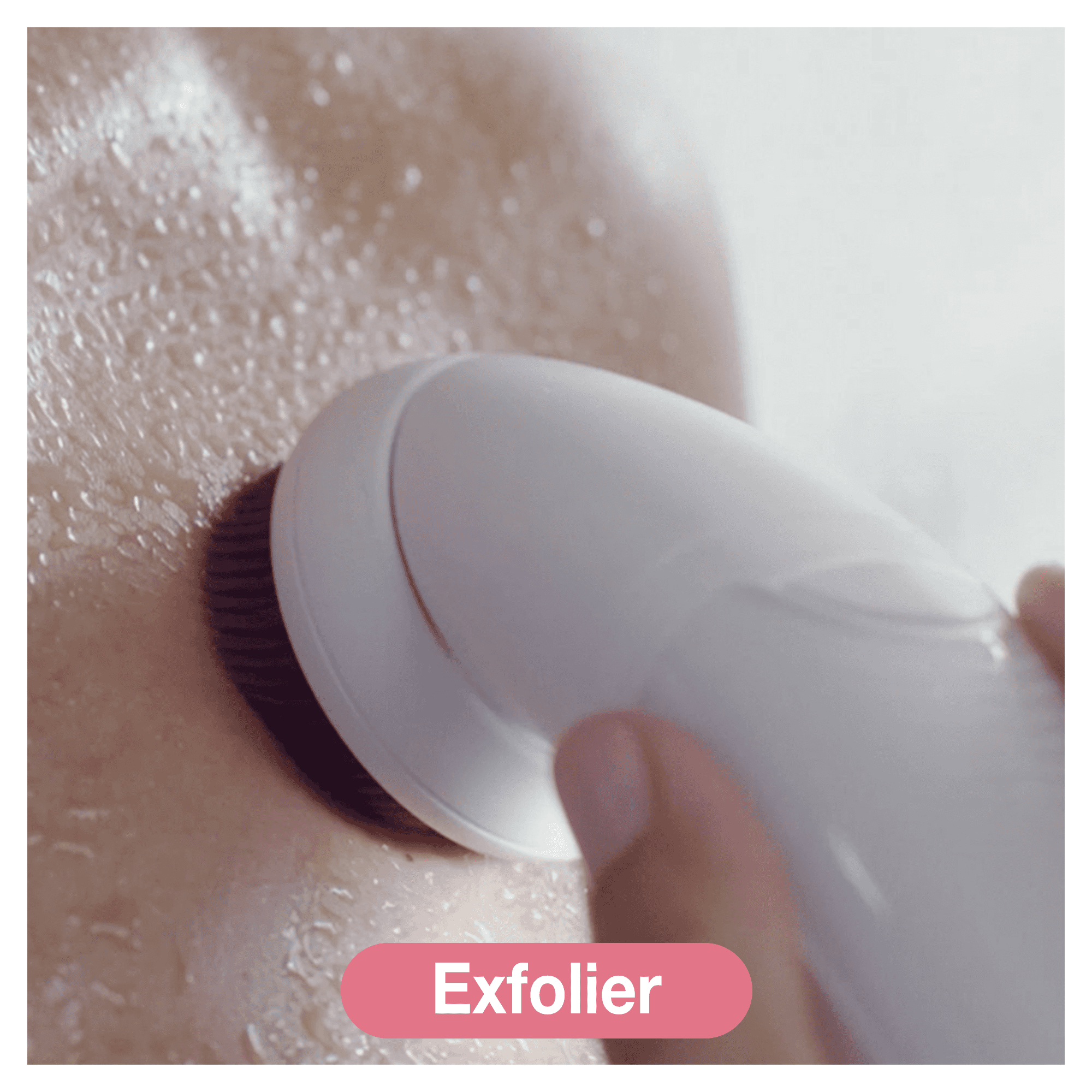 El, ciltte beyaz bir eksfoliyatör kullanıyor. Pembe 'Exfolier' metni.