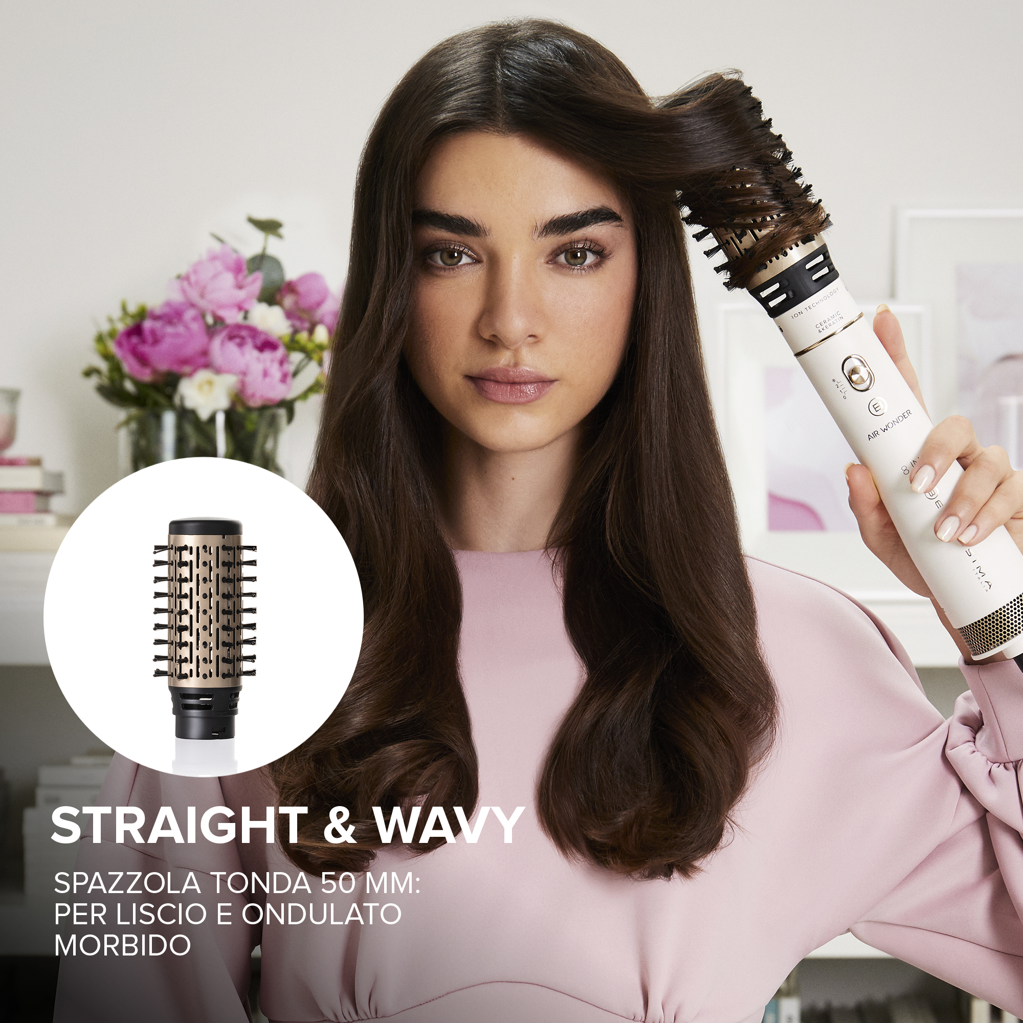 Kobieta z długimi brązowymi włosami używa okrągłej szczotki do suszarki. Tekst zawiera 'prosty i falisty'.