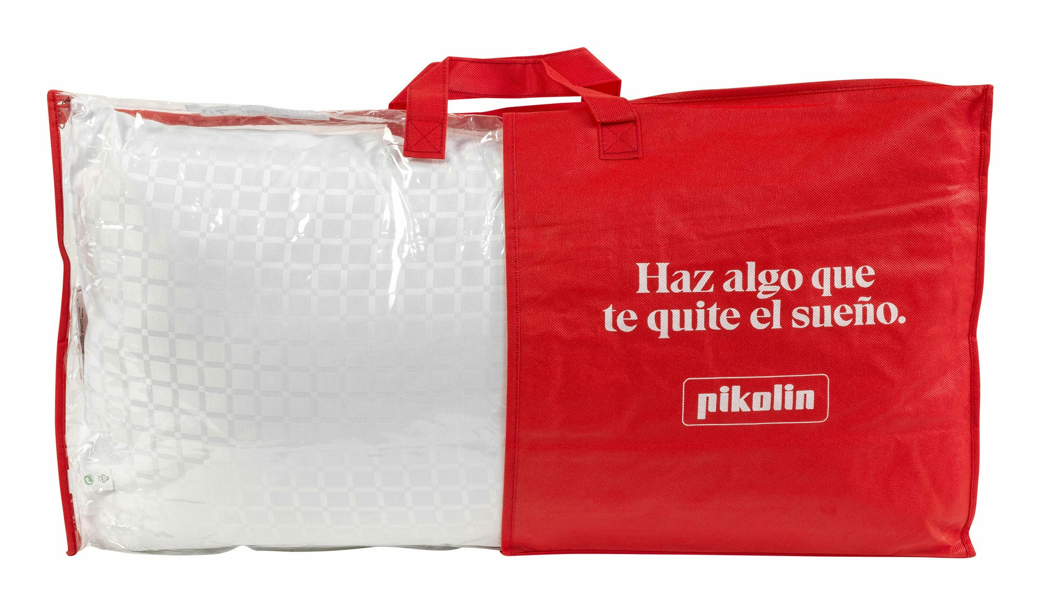 Una almohada blanca en una bolsa de plástico transparente, dentro de una bolsa roja Pikolin.