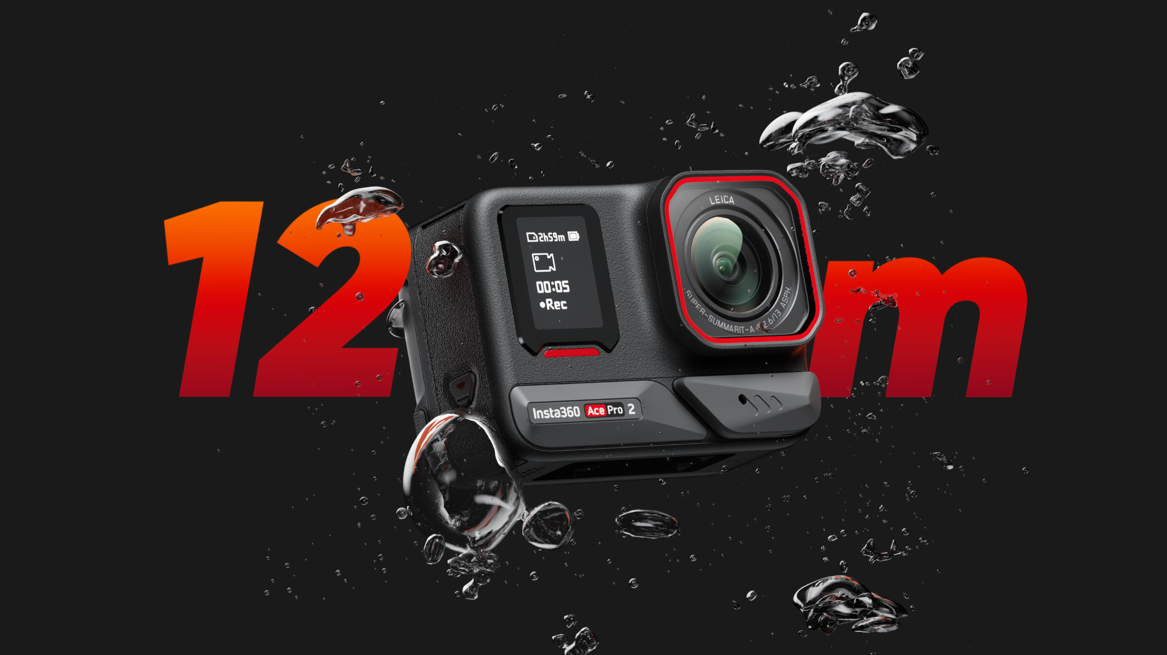 Czarna kamera sportowa w wodzie z bąbelkami. Czerwony tekst brzmi: 12 mm.