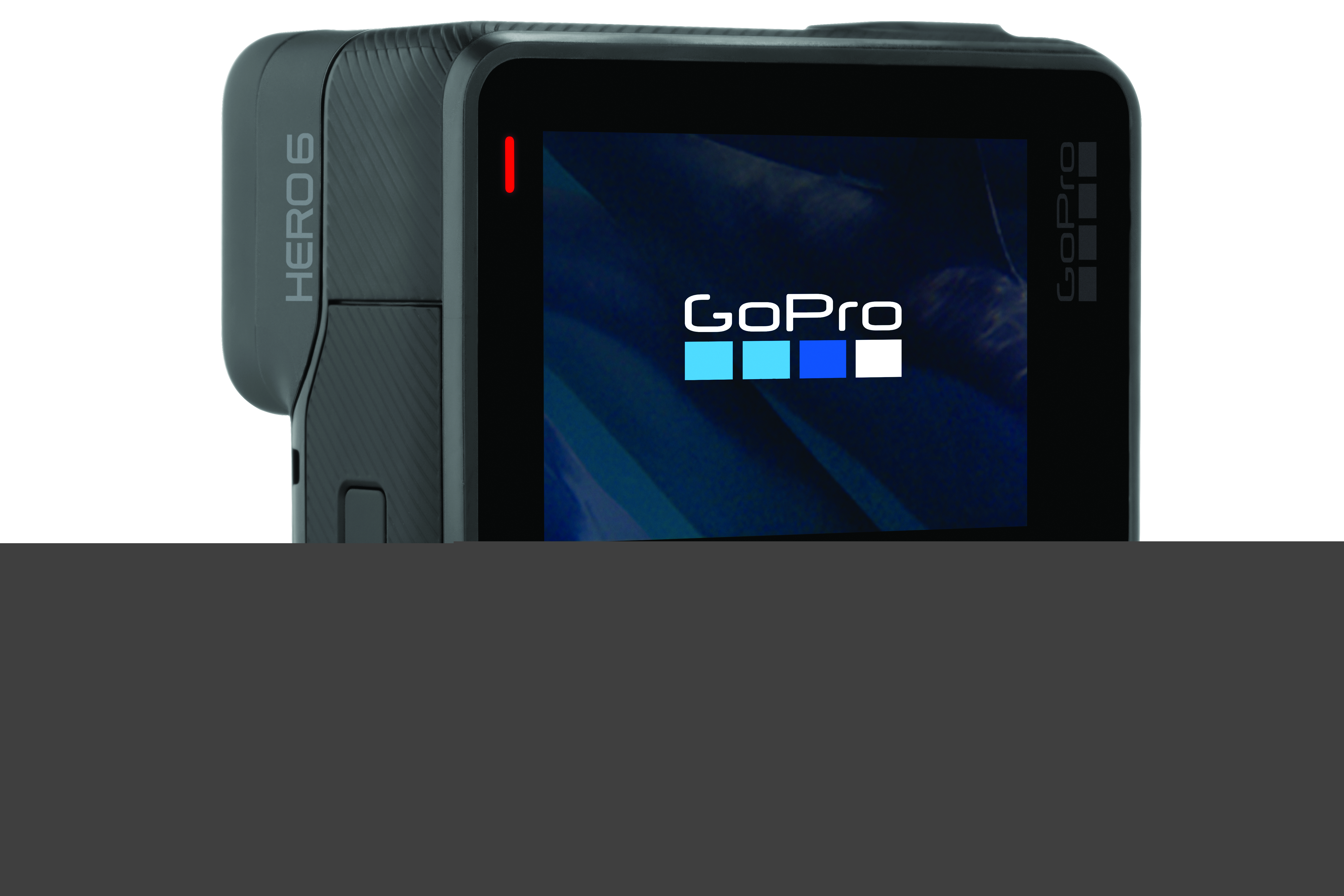 Schwarze GoPro-Kamera, die das Logo der Marke auf einem Bildschirm anzeigt. Weißer Hintergrund.