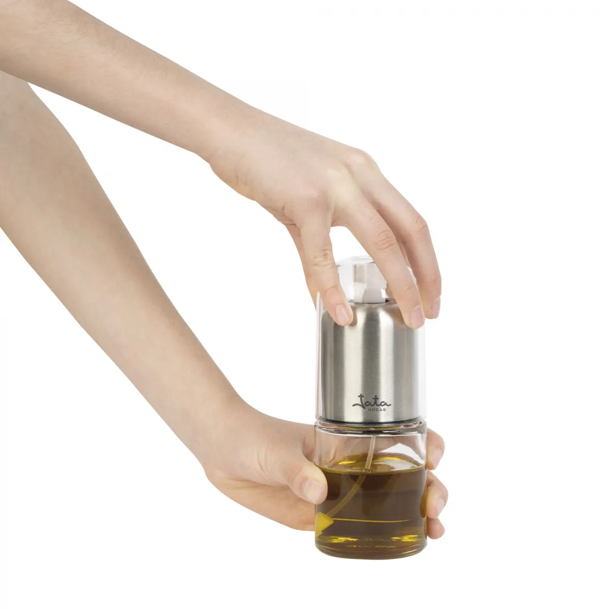 Manos sostienen una botella de vidrio con aceite y un pulverizador. Una tapa transparente está encima.