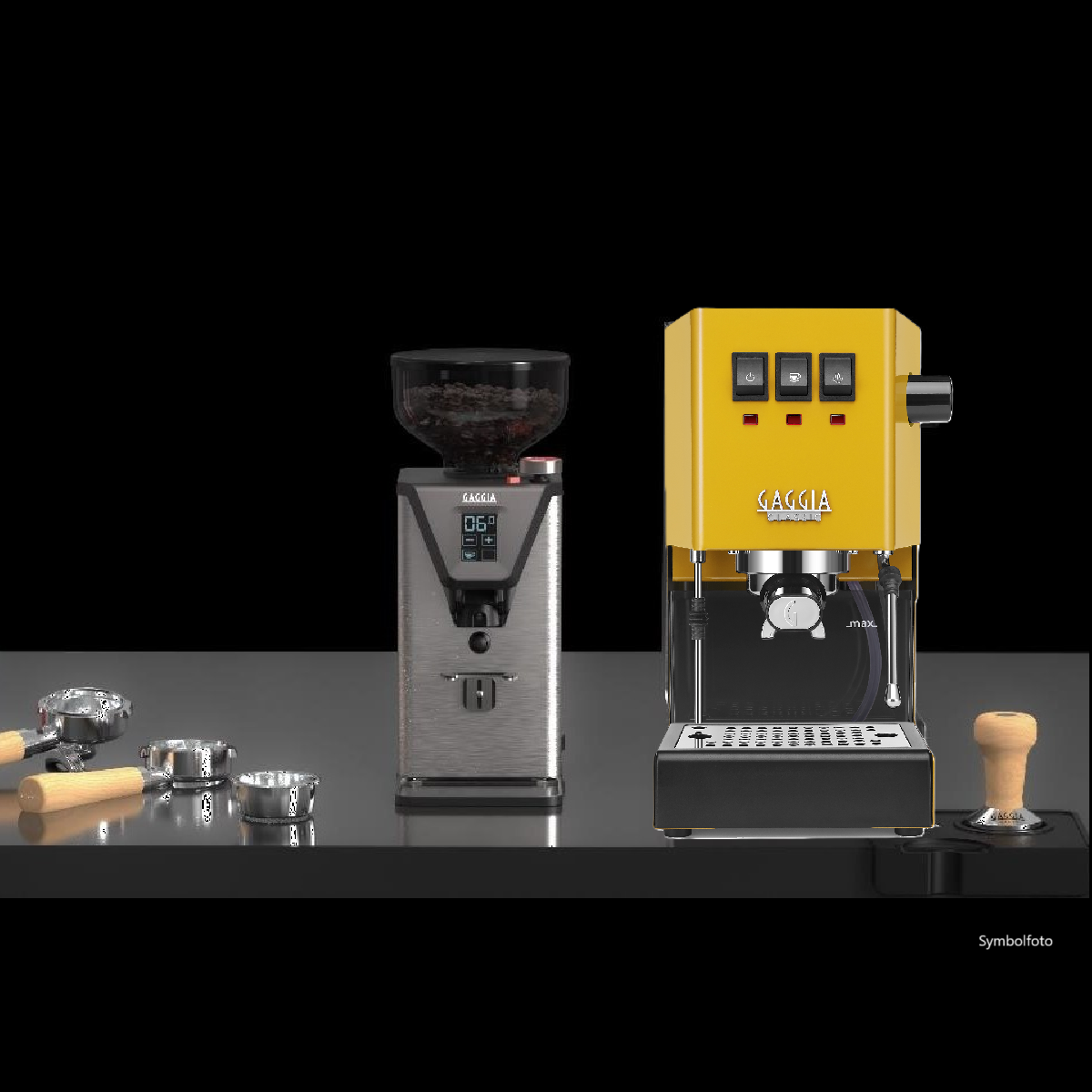 Kaffeemaschine mit Mühle und Zubehör auf schwarzer Oberfläche, schwarzer Hintergrund.