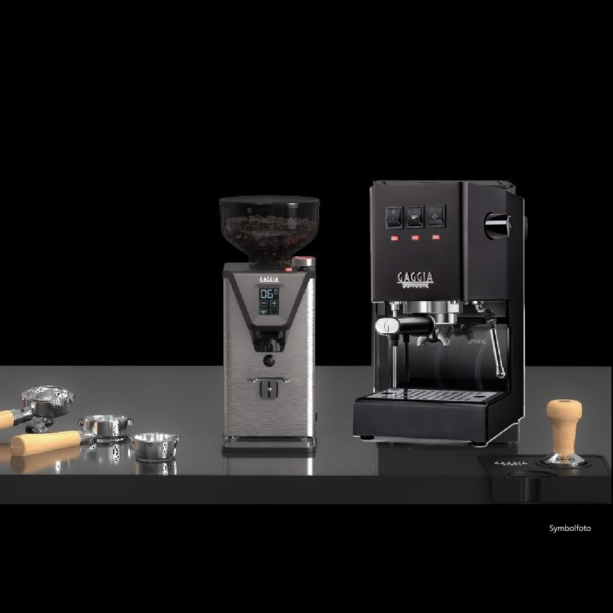 Kaffeemaschine und Mahlwerk, mit Zubehör. Schwarzer Hintergrund, professionelles Setup.
