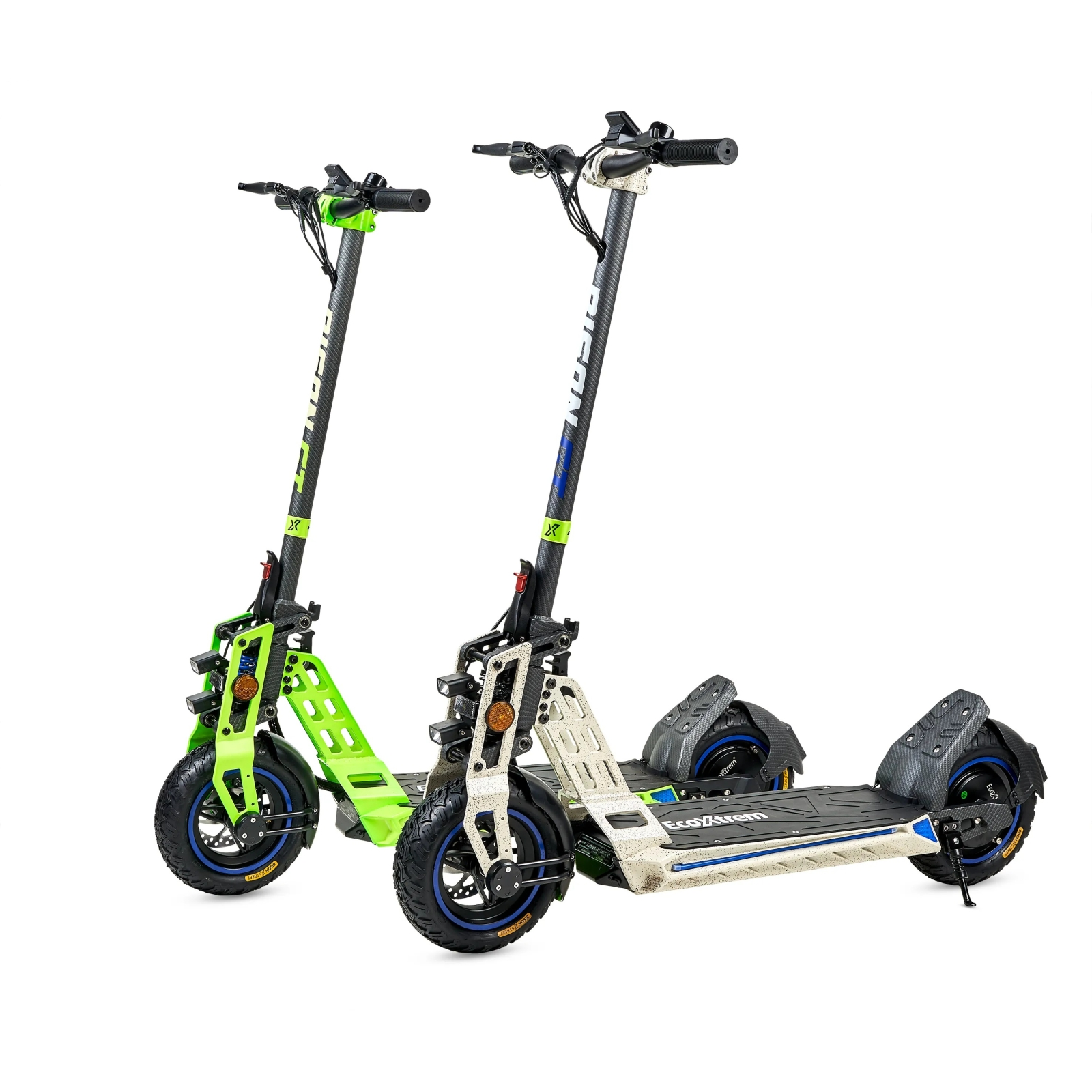Dos scooters eléctricos sobre fondo blanco. Uno verde, otro plateado.