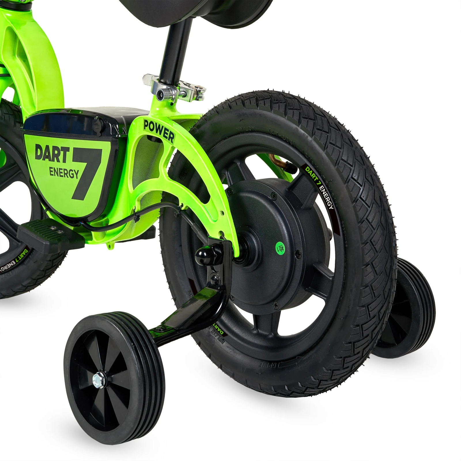 Primer plano de la parte trasera de una bicicleta de equilibrio verde con ruedines.