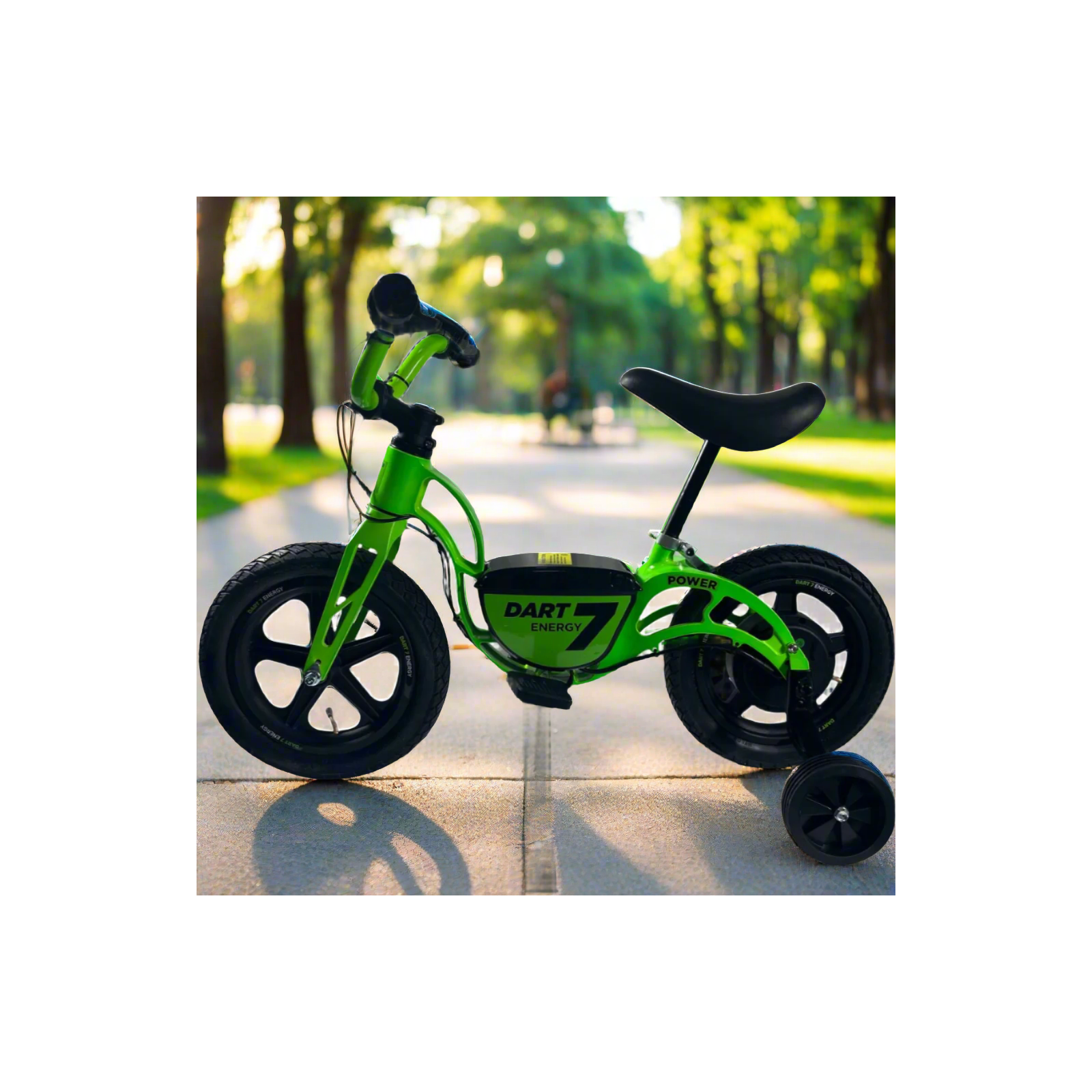 Bicicleta de equilibrio verde con ruedines, aparcada en una pasarela con árboles de fondo.