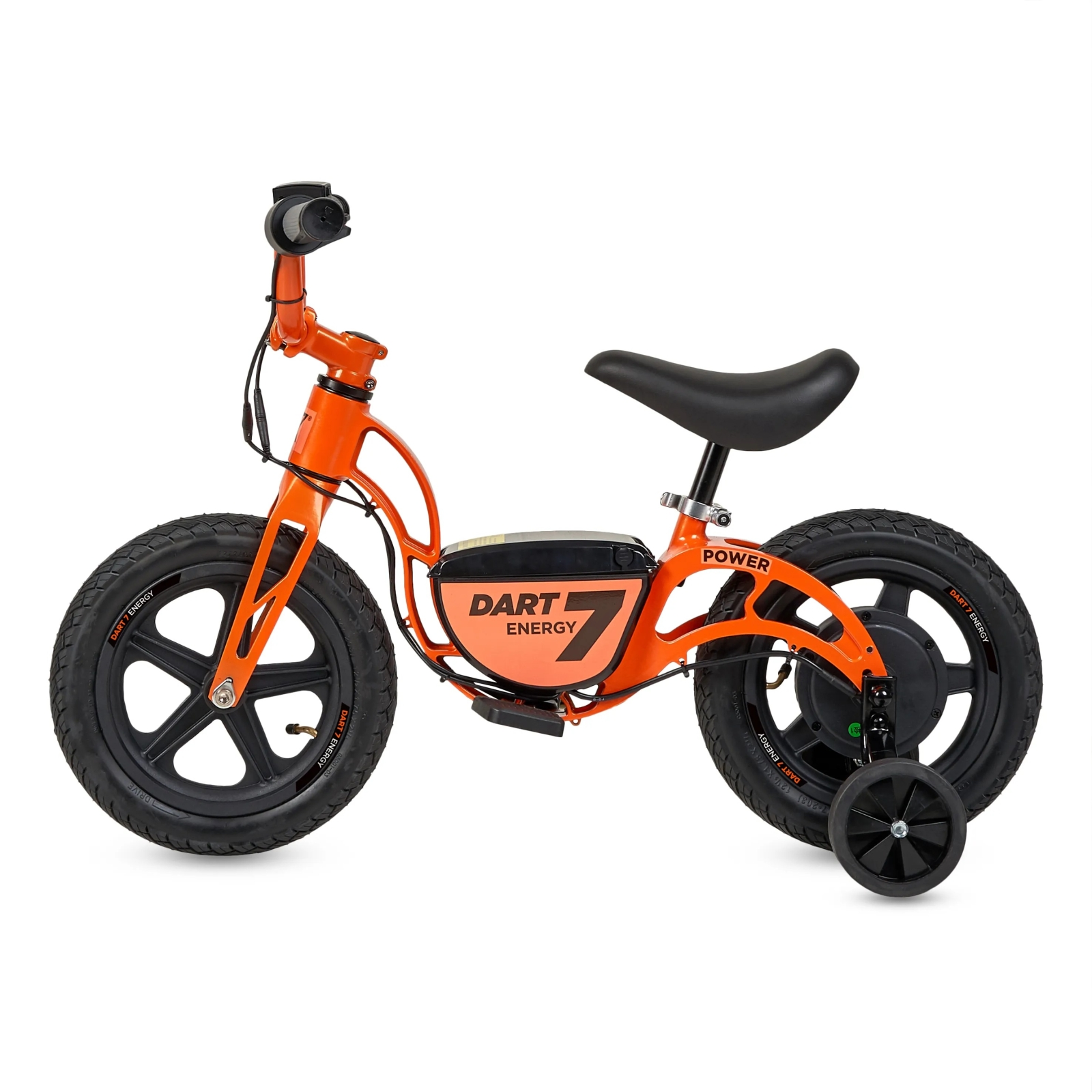 Una bicicleta de equilibrio naranja con ruedas negras, asiento negro y ruedines.