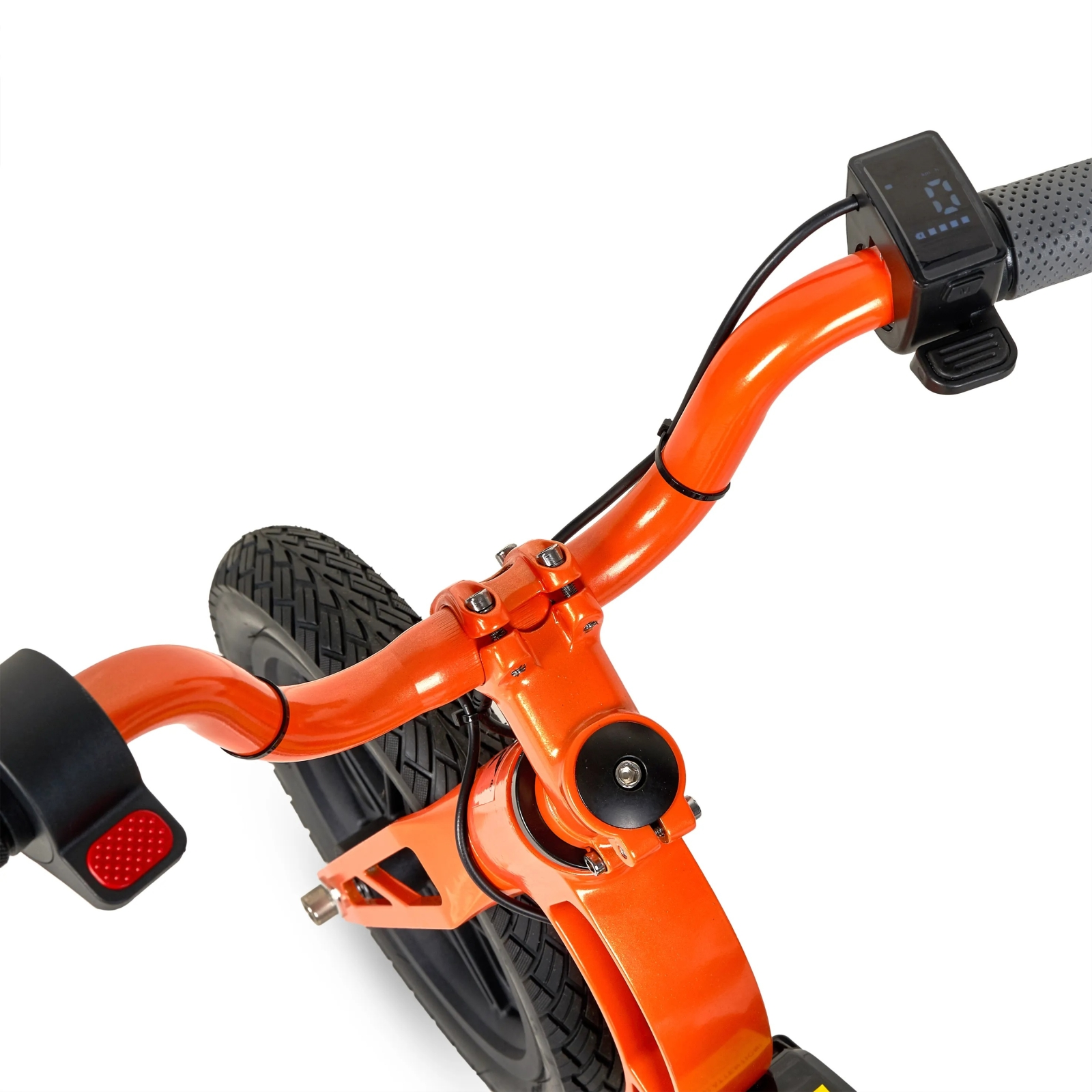 Primer plano de un manillar de bicicleta naranja, mostrando los controles y una pantalla digital.