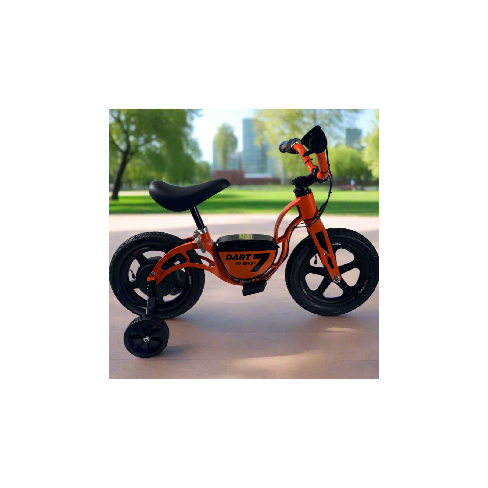 Bicicleta de equilibrio naranja con ruedines, aparcada en una pasarela con árboles de fondo.