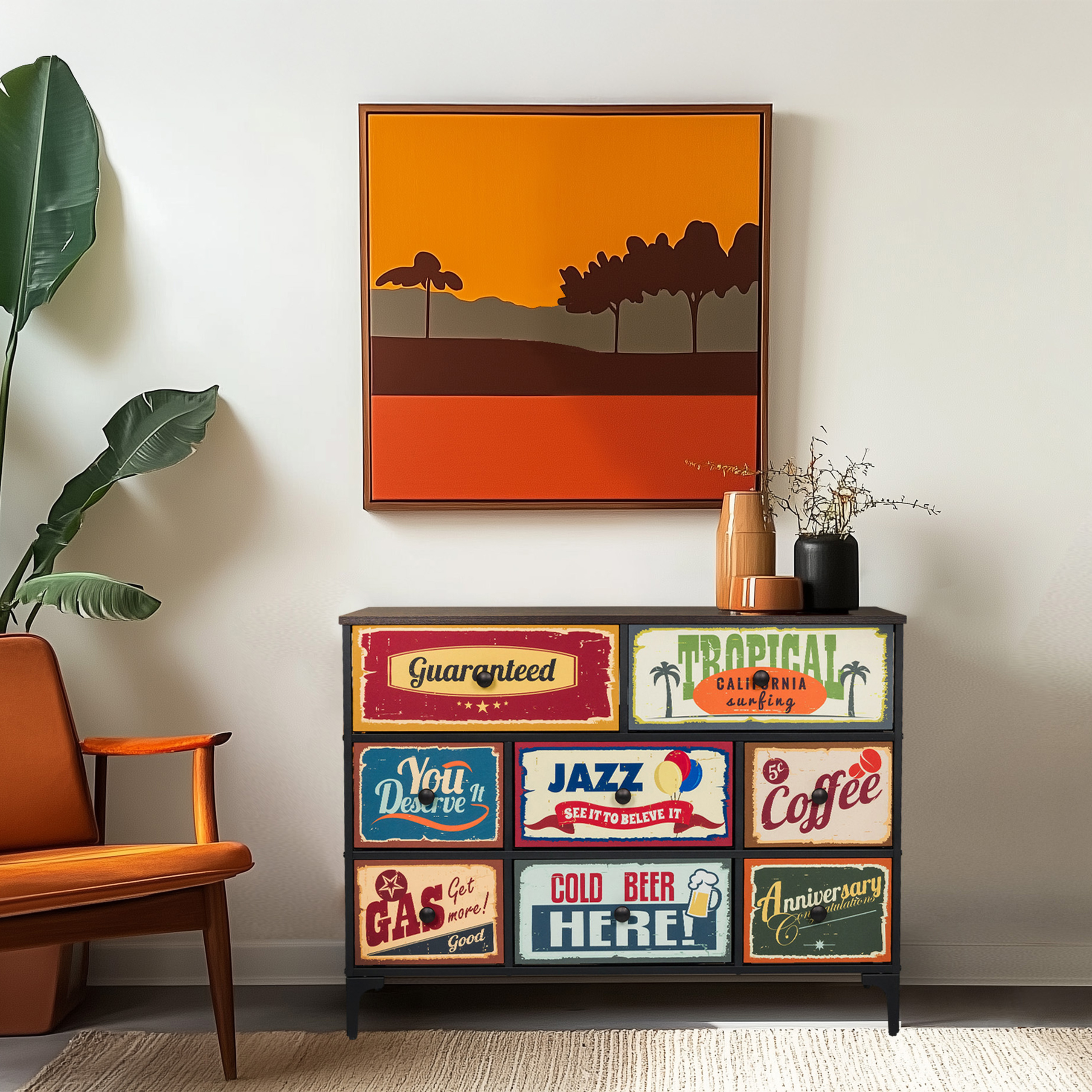Kommode mit bunten Vintage-Schildern auf den Schubladen.