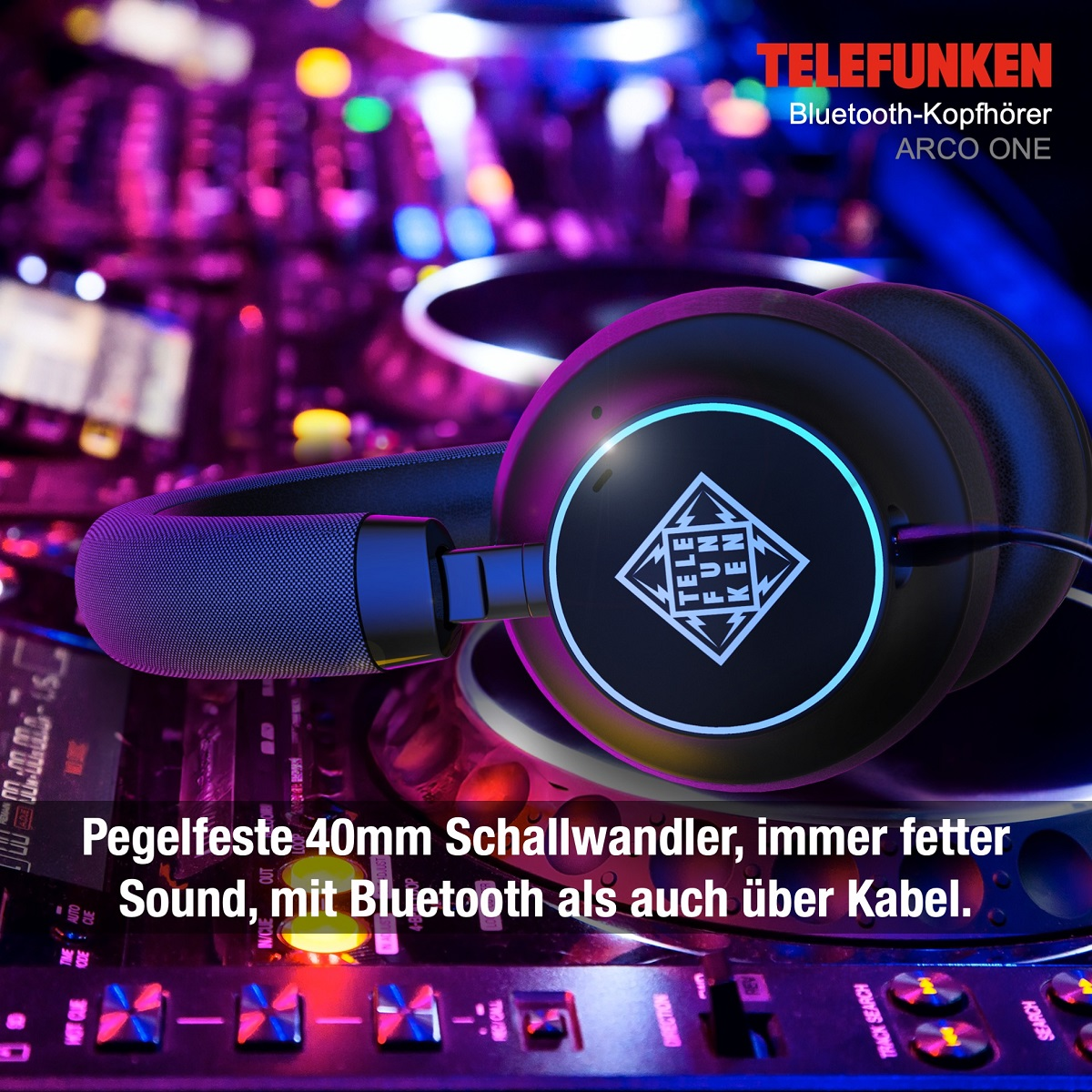 Schwarze Kopfhörer auf DJ-Setup, lila-blauer Hintergrund. Text: TELEFUNKEN ARCO ONE.