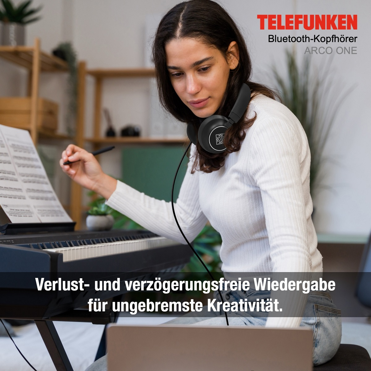 Frau mit Kopfhörern spielt Klavier und schaut Noten an. Text: TELEFUNKEN ARCO ONE.