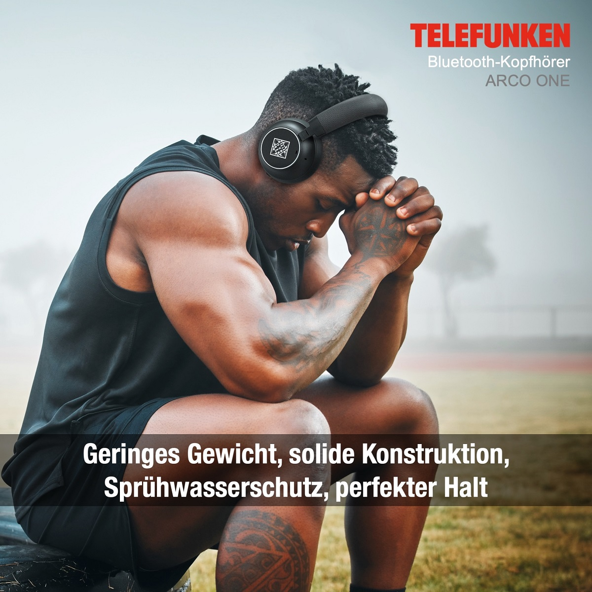 Ein muskulöser Mann sitzt mit Kopfhörern, blickt nach unten, mit Text über Qualität.