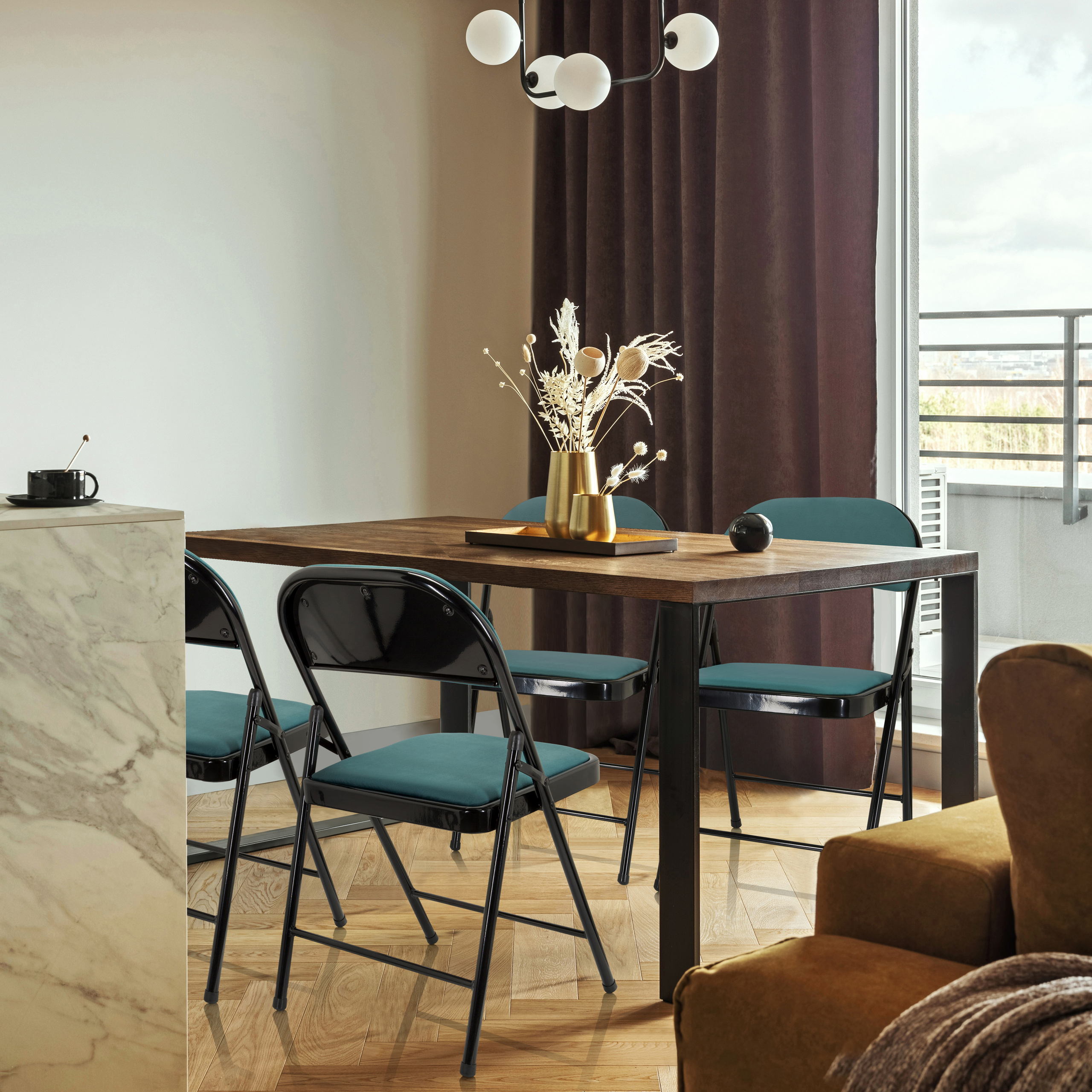 Esszimmer mit Holztisch, Stühlen und Dekoration. Braune Vorhänge und Kronleuchter.