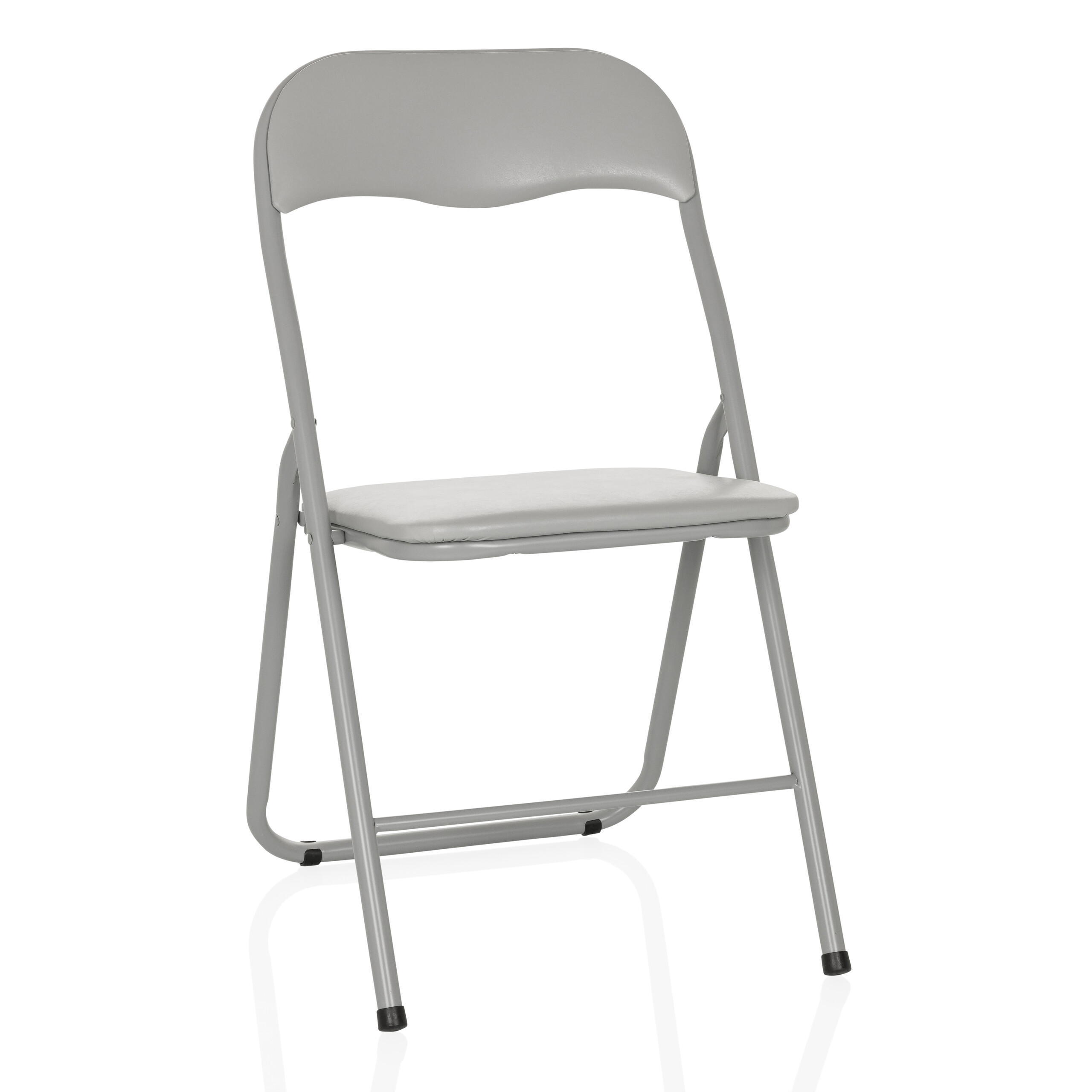 Grauer Klappstuhl vor weißem Hintergrund. Der Stuhl hat einen gepolsterten Sitz und Rücken.