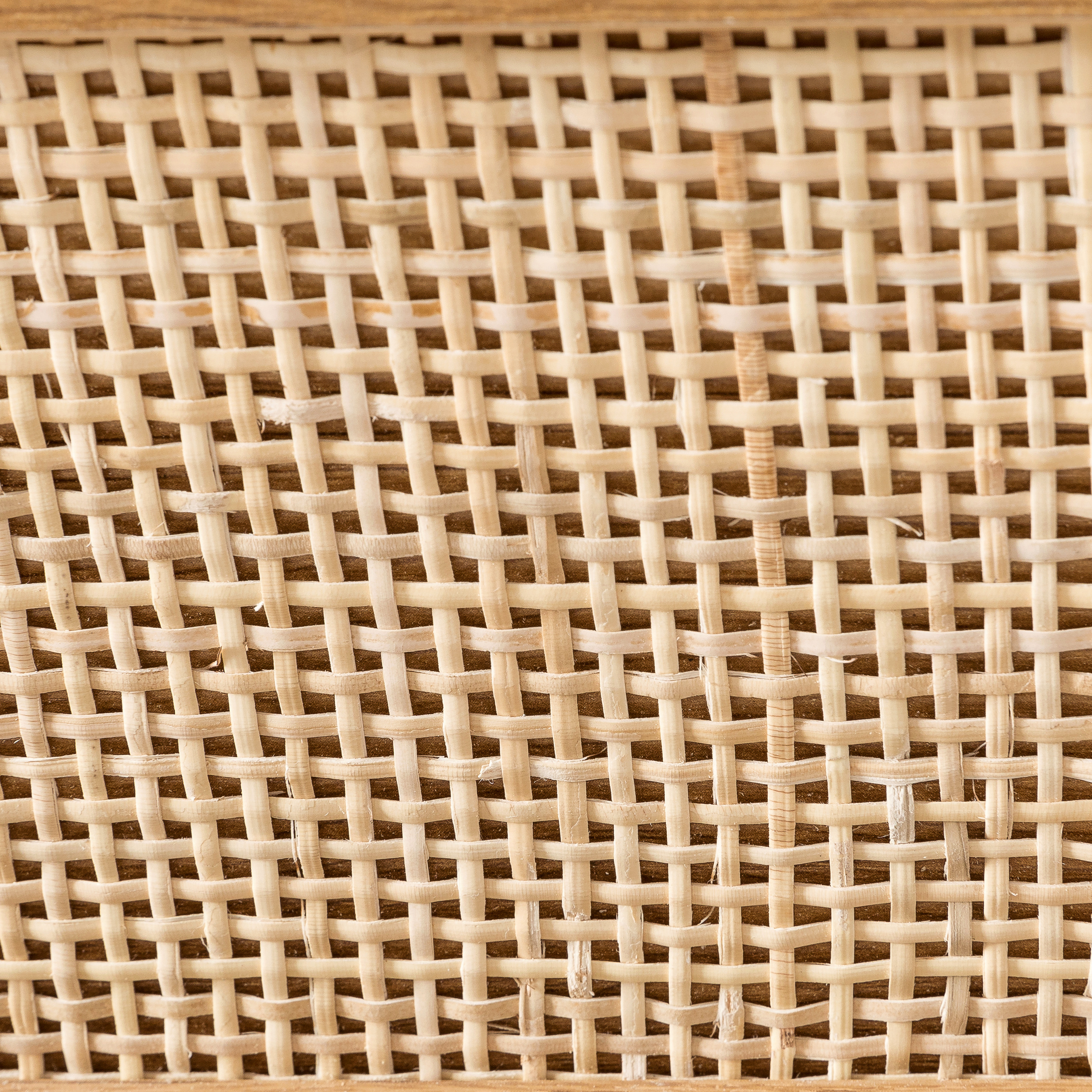 Nahaufnahme einer gewebten Korbstruktur in hellbrauner Farbe.