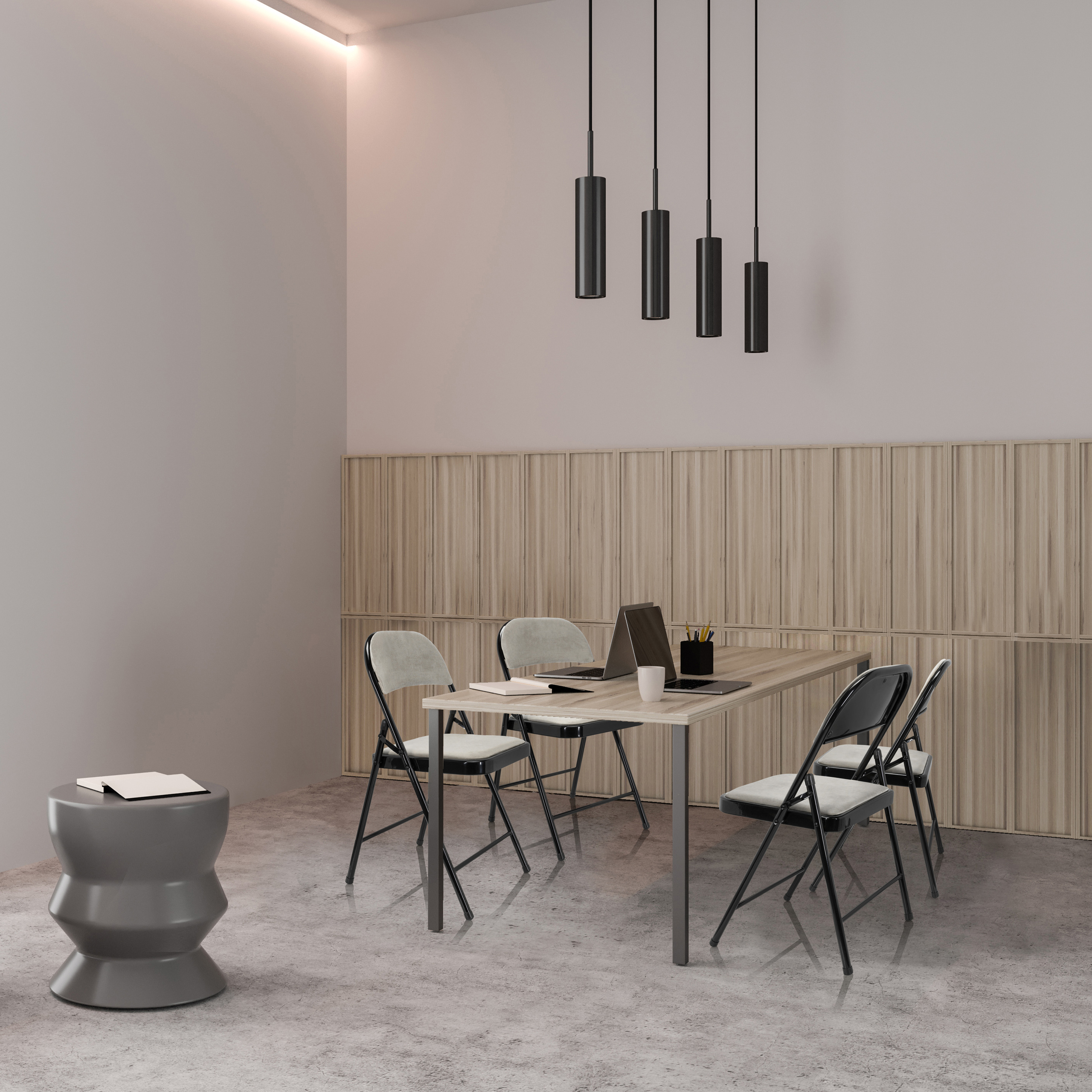 Modernes Büro mit Tisch, Stühlen und Pendelleuchten. Ein Hocker mit Buch steht in der Ecke.