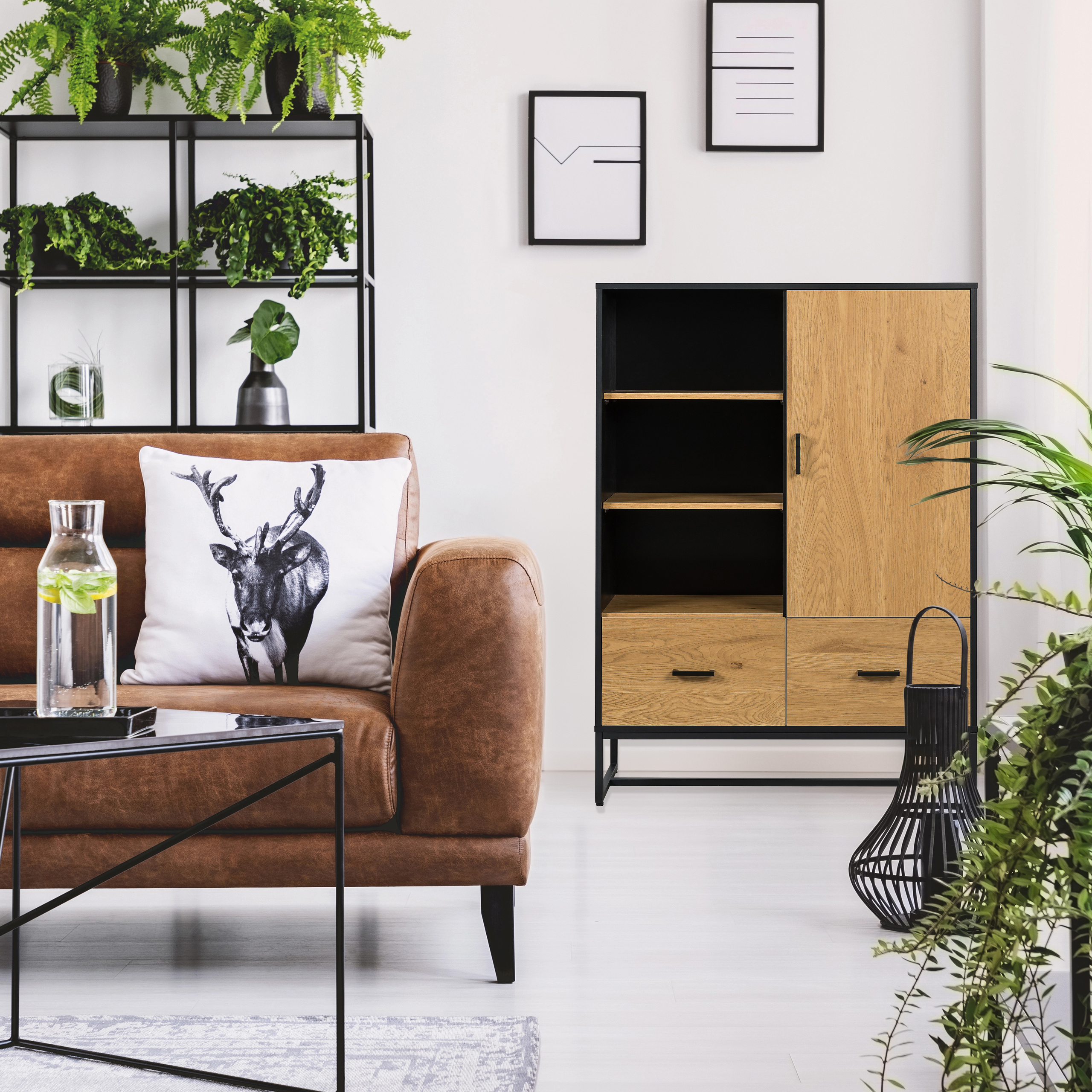 Ein Wohnzimmer mit braunem Sofa und Holzschrank.