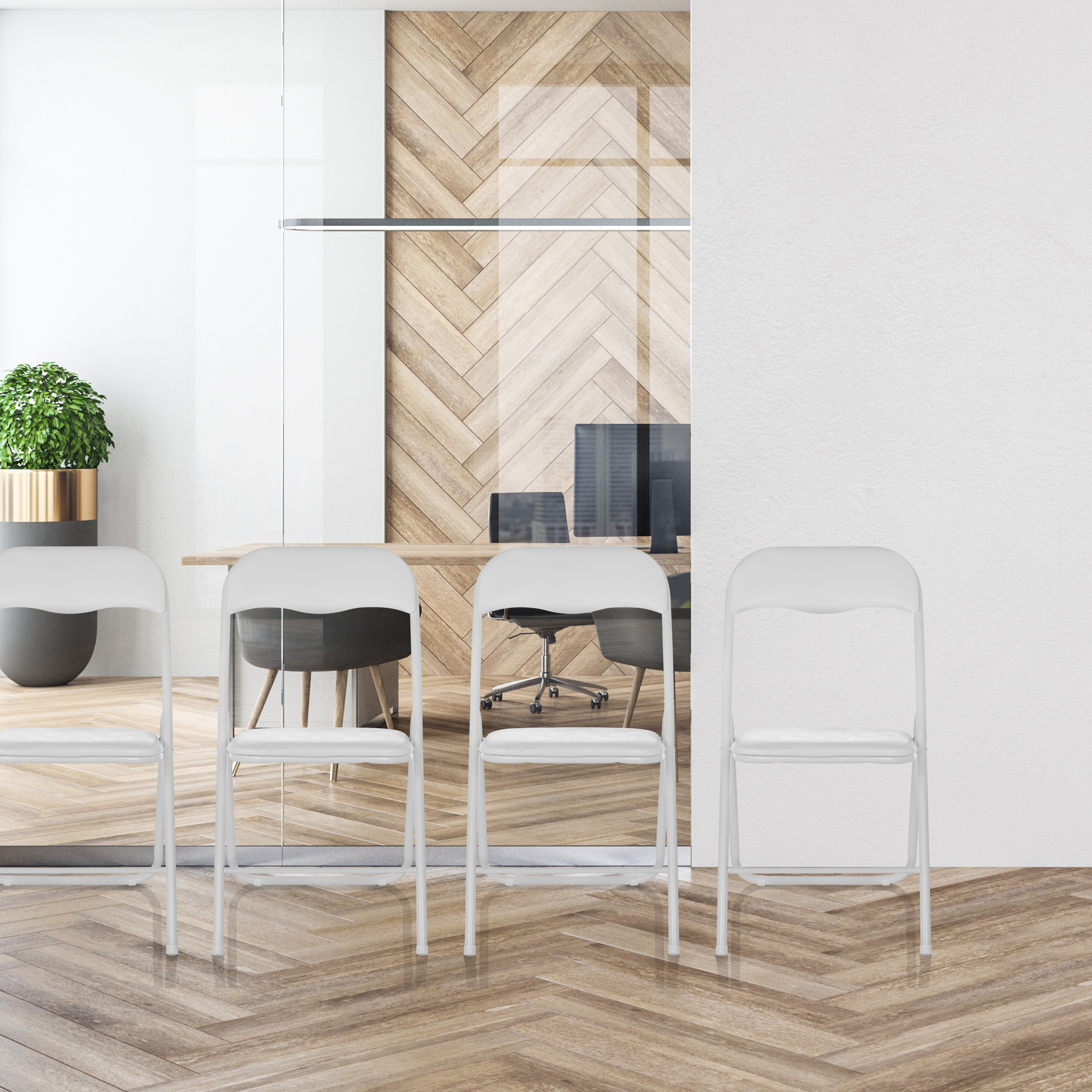 Ein modernes Büro mit Glaswand, weißen Stühlen und einem Holzschreibtisch mit Computer.