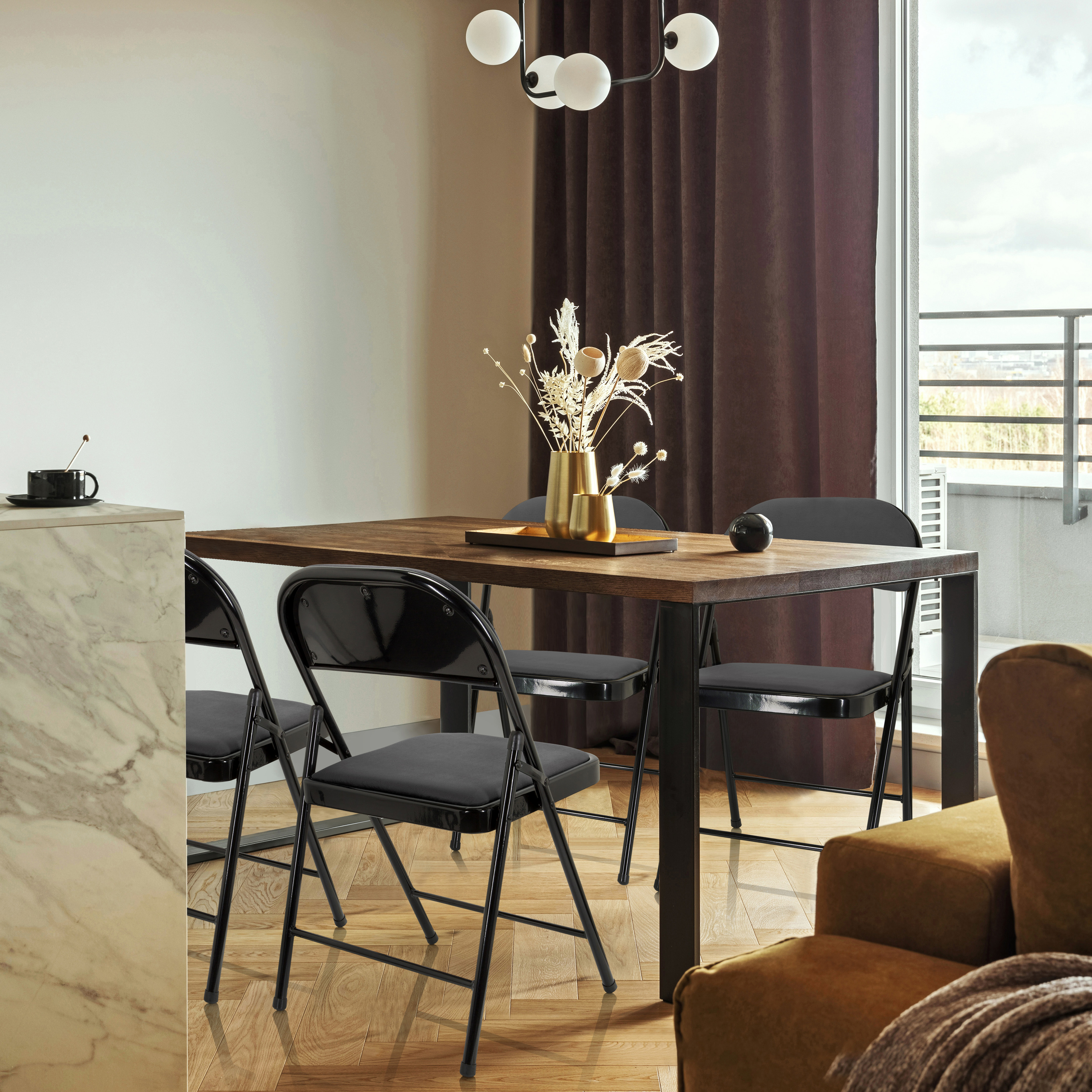 Ein Esszimmer mit Holztisch, schwarzen Stühlen und einem braunen, mit Vorhängen versehenen Fenster.