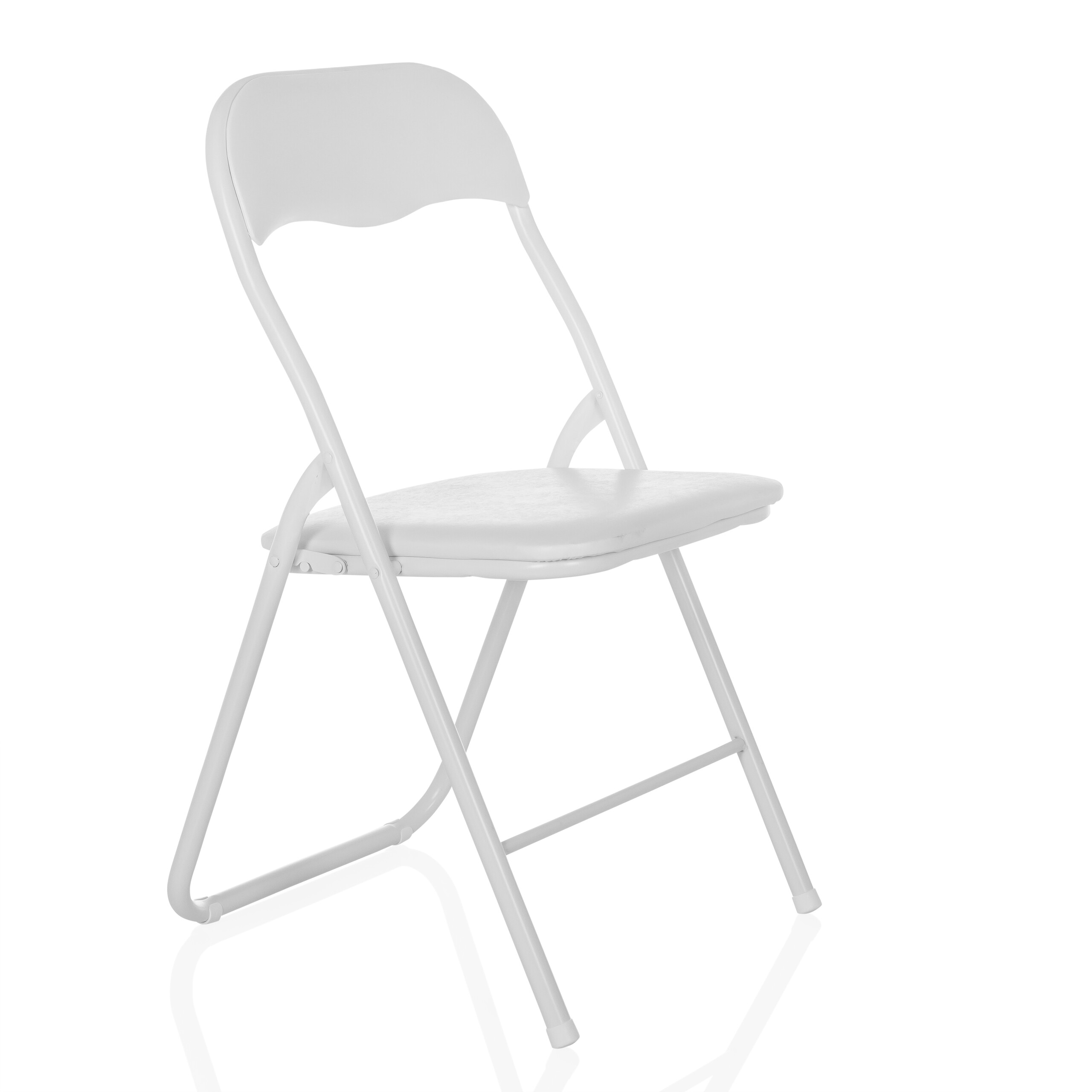 Weißer Klappstuhl auf weißem Hintergrund, Schrägansicht, schlichtes Design, geschwungene Rückenlehne.