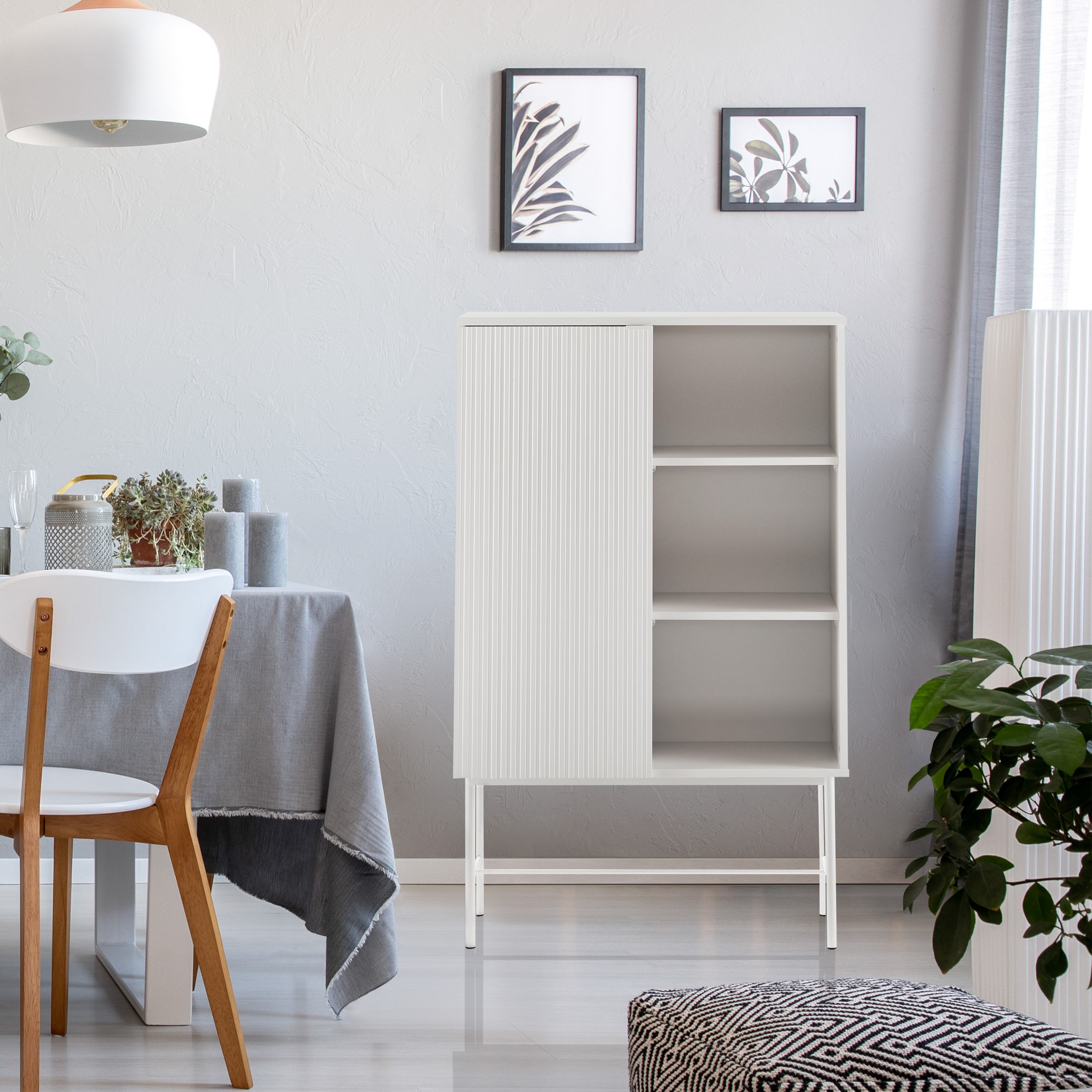 Weißer Schrank mit geriffelter Schiebetür, drei Regalen und weißem Hintergrund.
