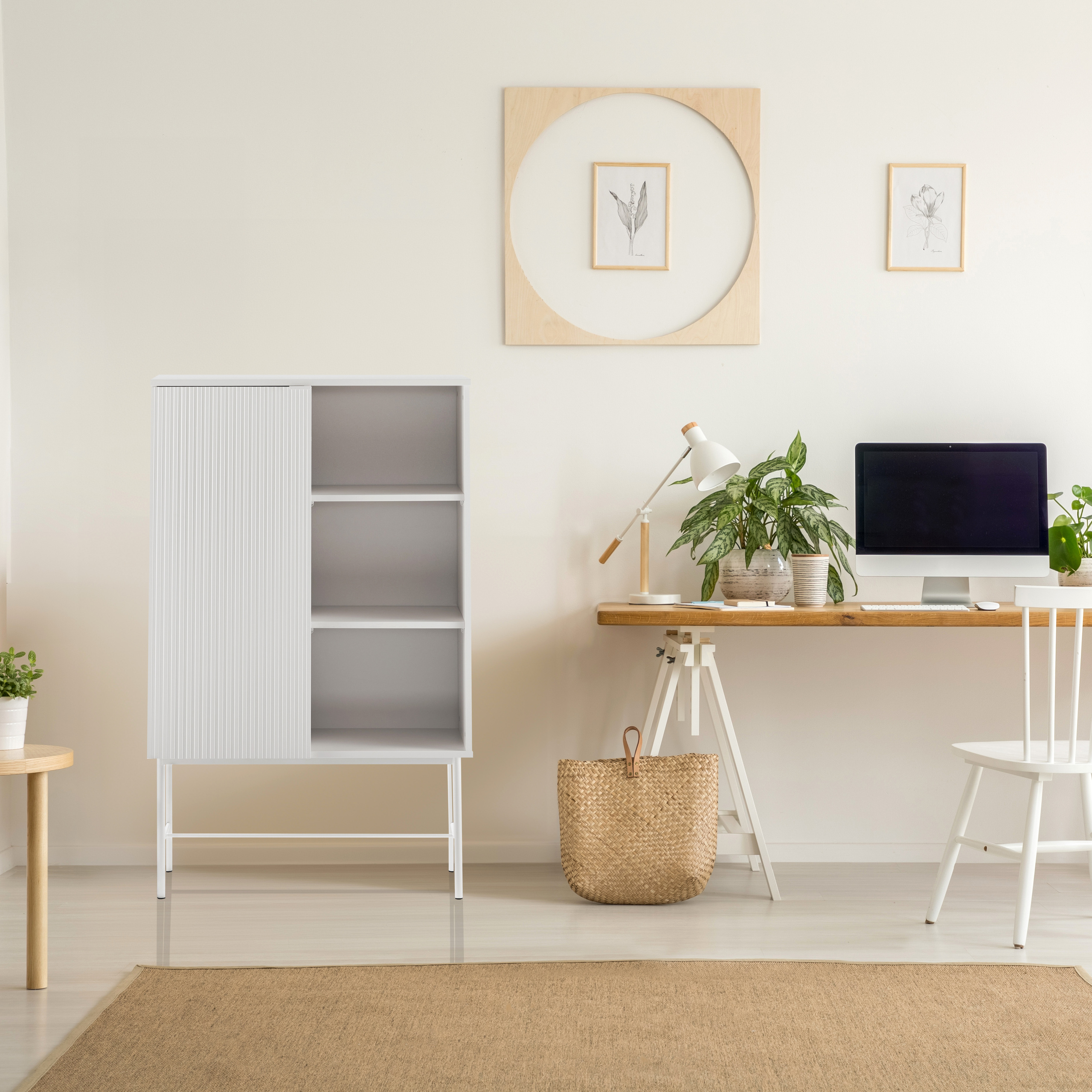 Ein Raum mit weißem Schrank, Schreibtisch mit Computer und braunem Teppich auf dem Boden.