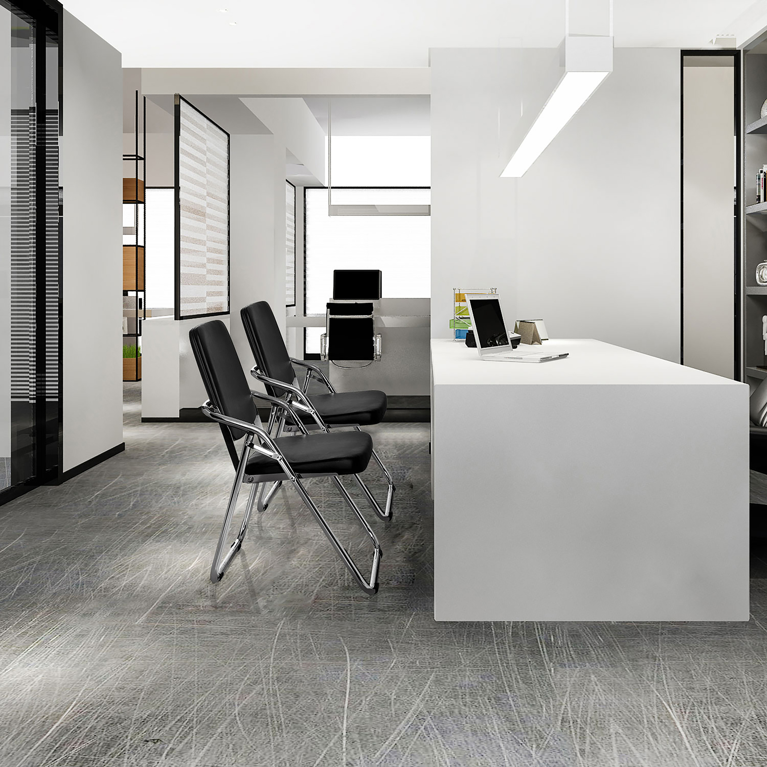 Modernes Büro mit zwei schwarzen Klappstühlen.