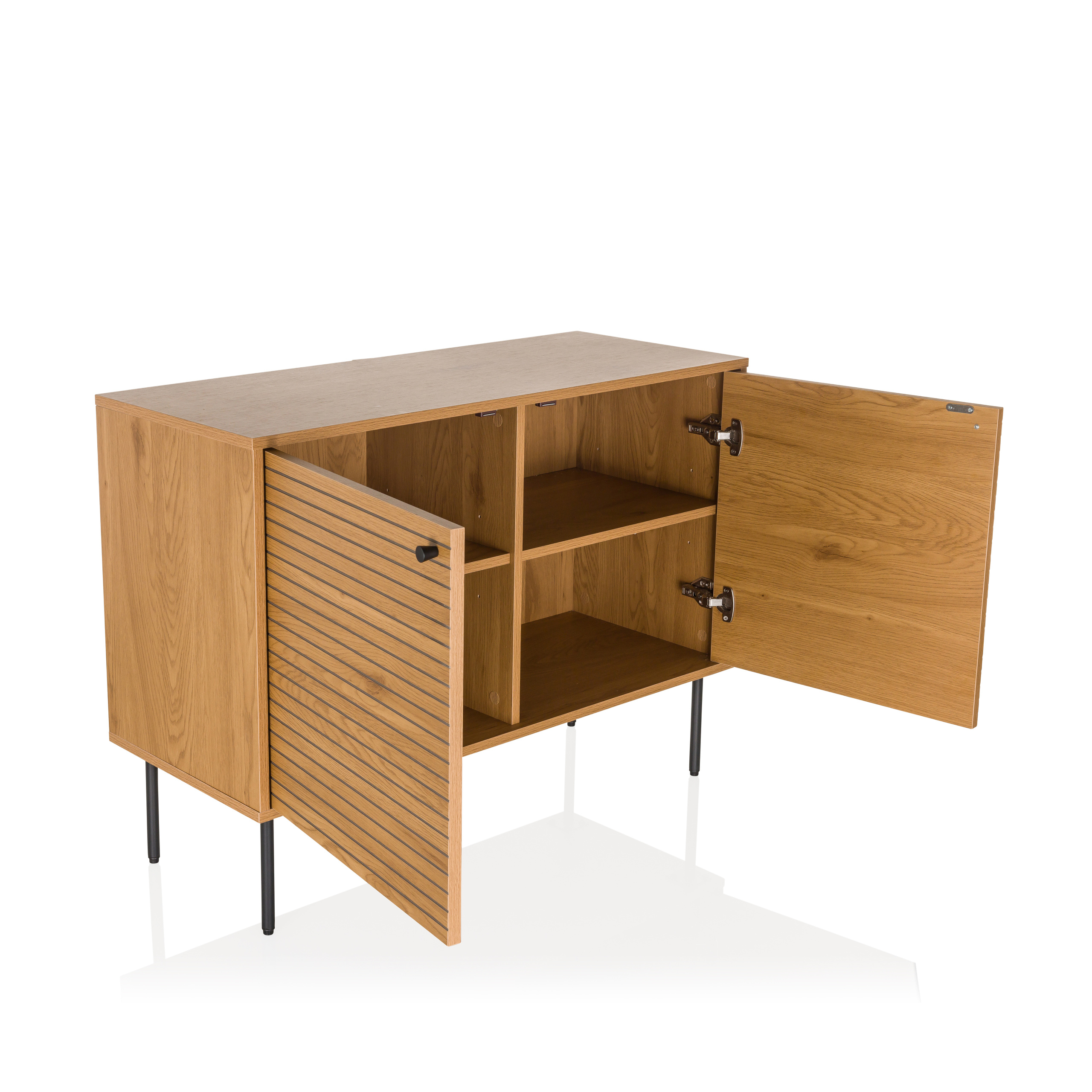 Holzschrank mit zwei offenen Türen, die Regale zeigen.